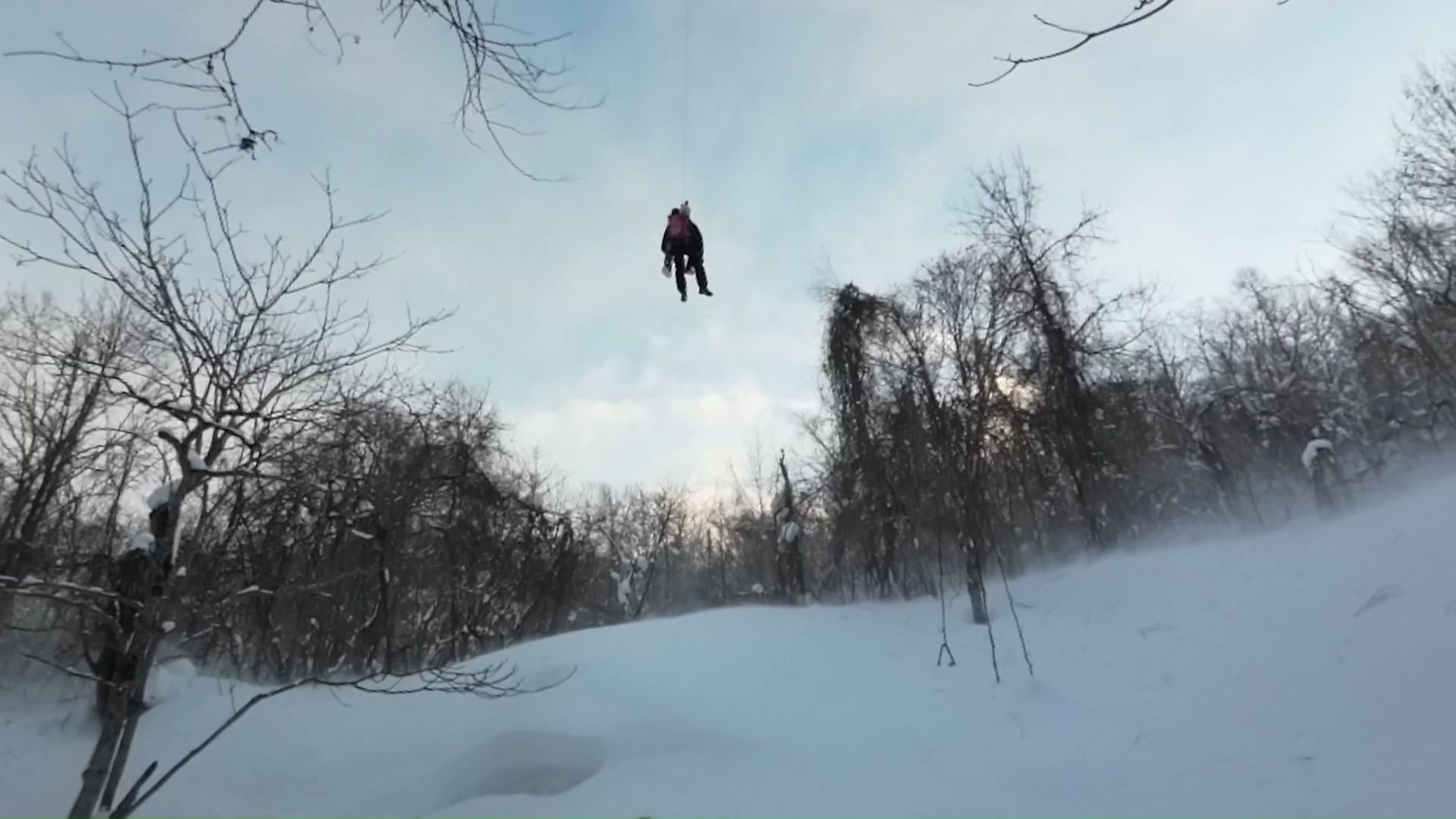 通報から約1時間50分後、道警のヘリが男性を救助