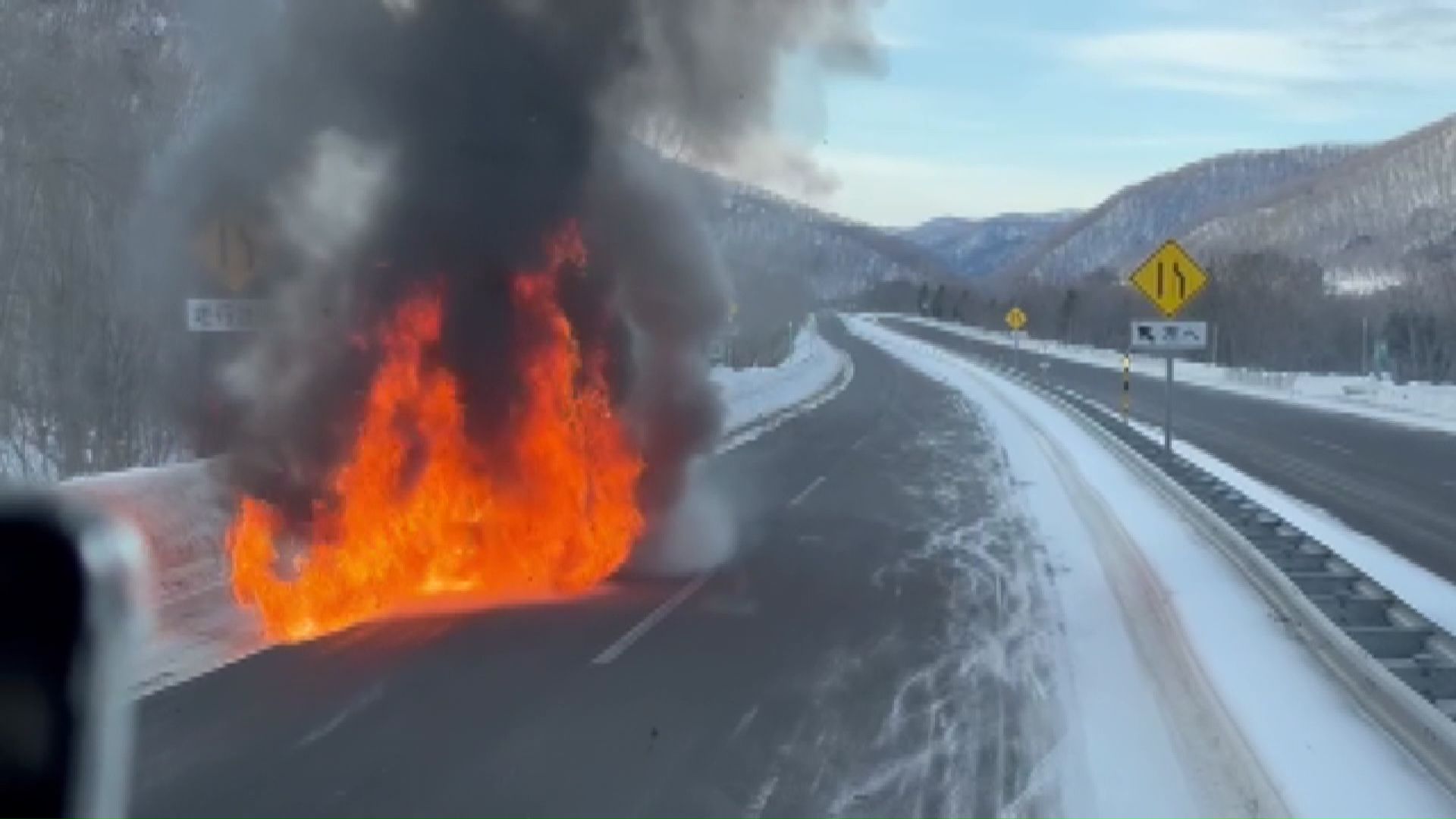 都市間高速バスが炎上