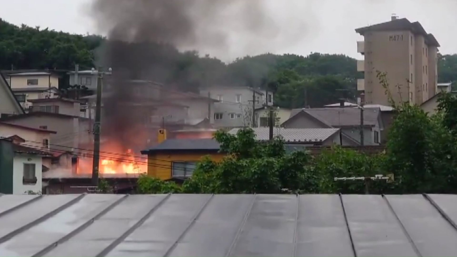 放火により燃え上がる民家