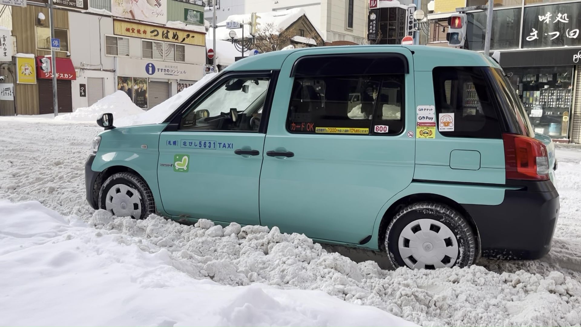 狭い道幅やザクザク路面でコンディションは最悪に