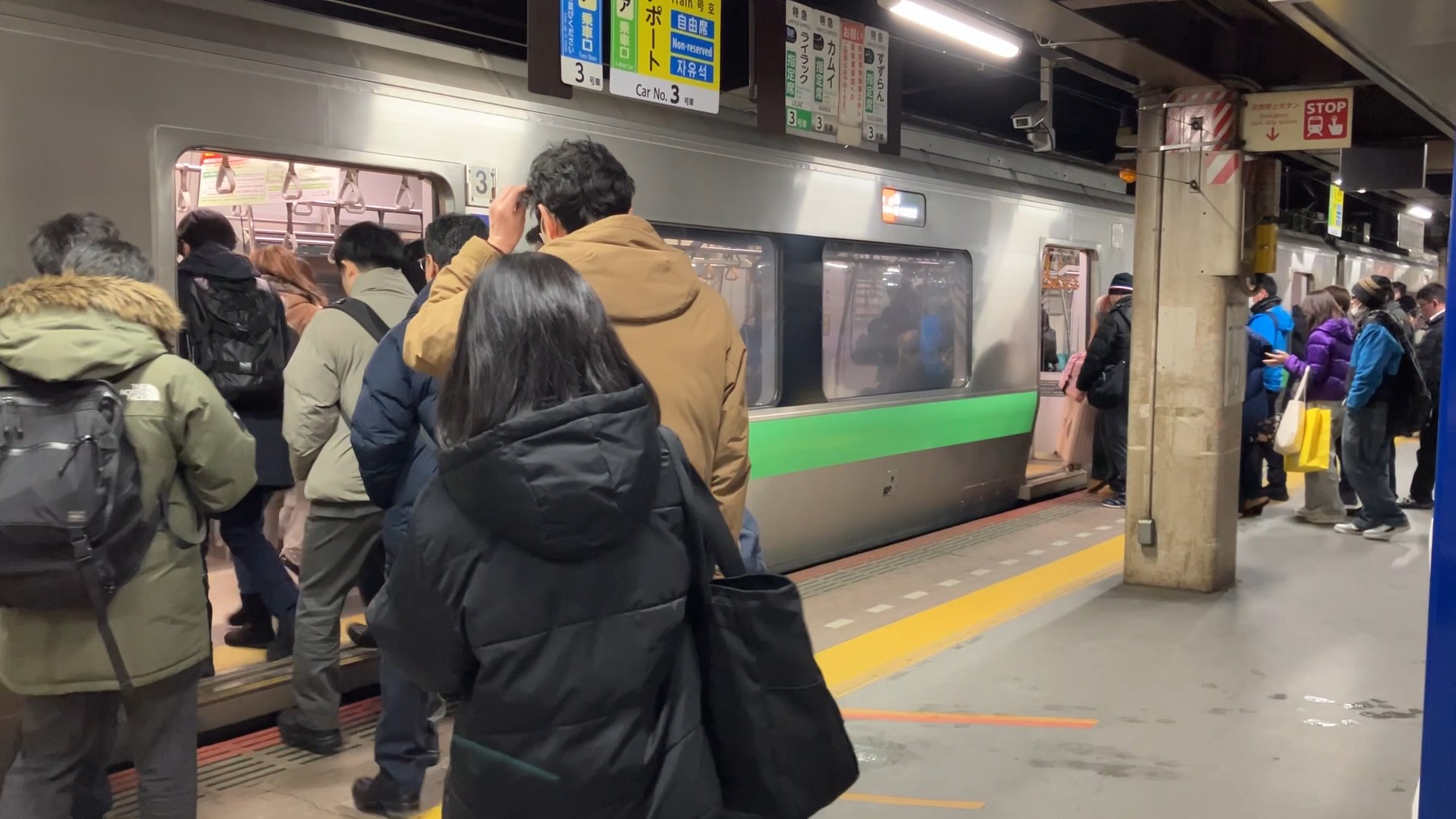 札幌駅の様子(28日午後8時ごろ 撮影:視聴者)