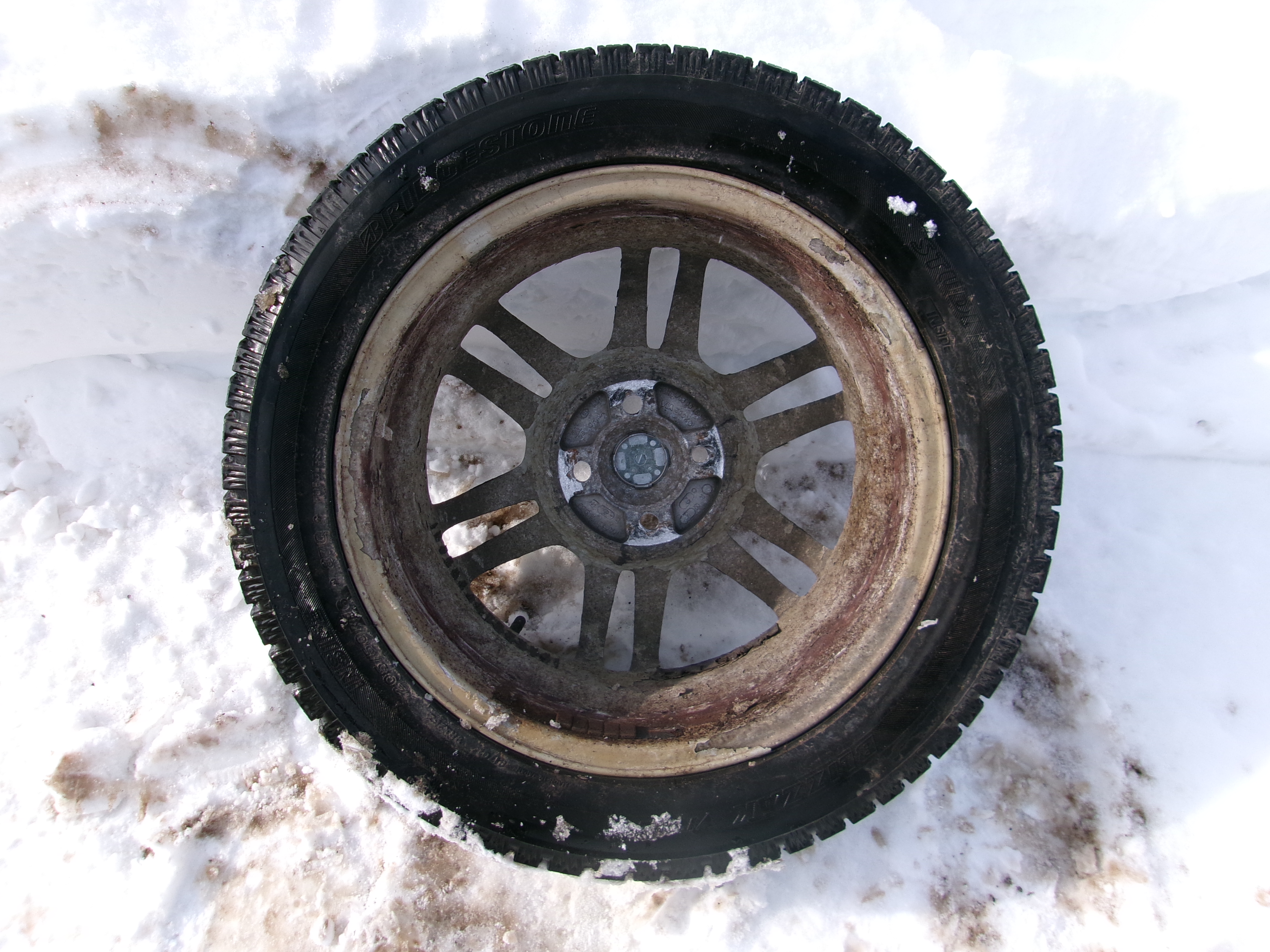 外れたタイヤ(提供:道警)