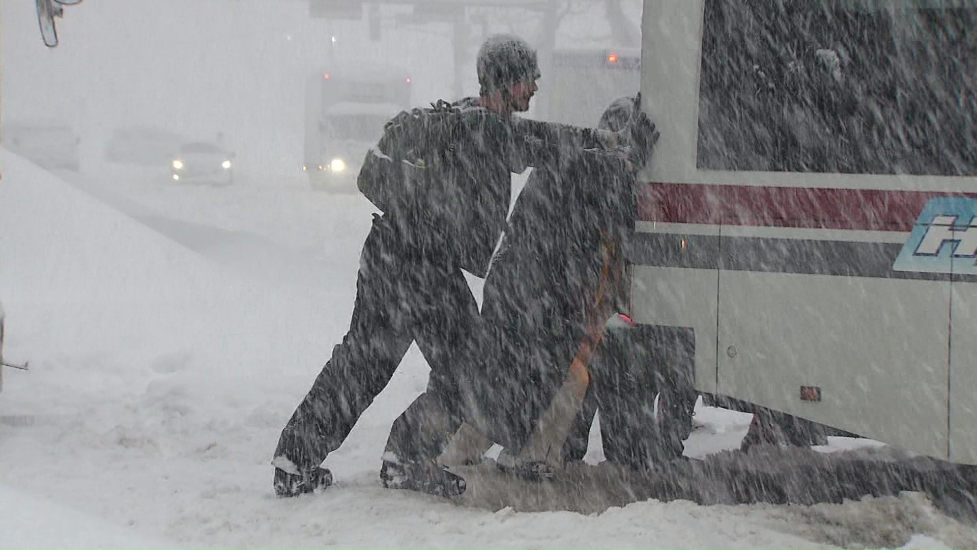 札幌市内では多くのバスや車がスタックした