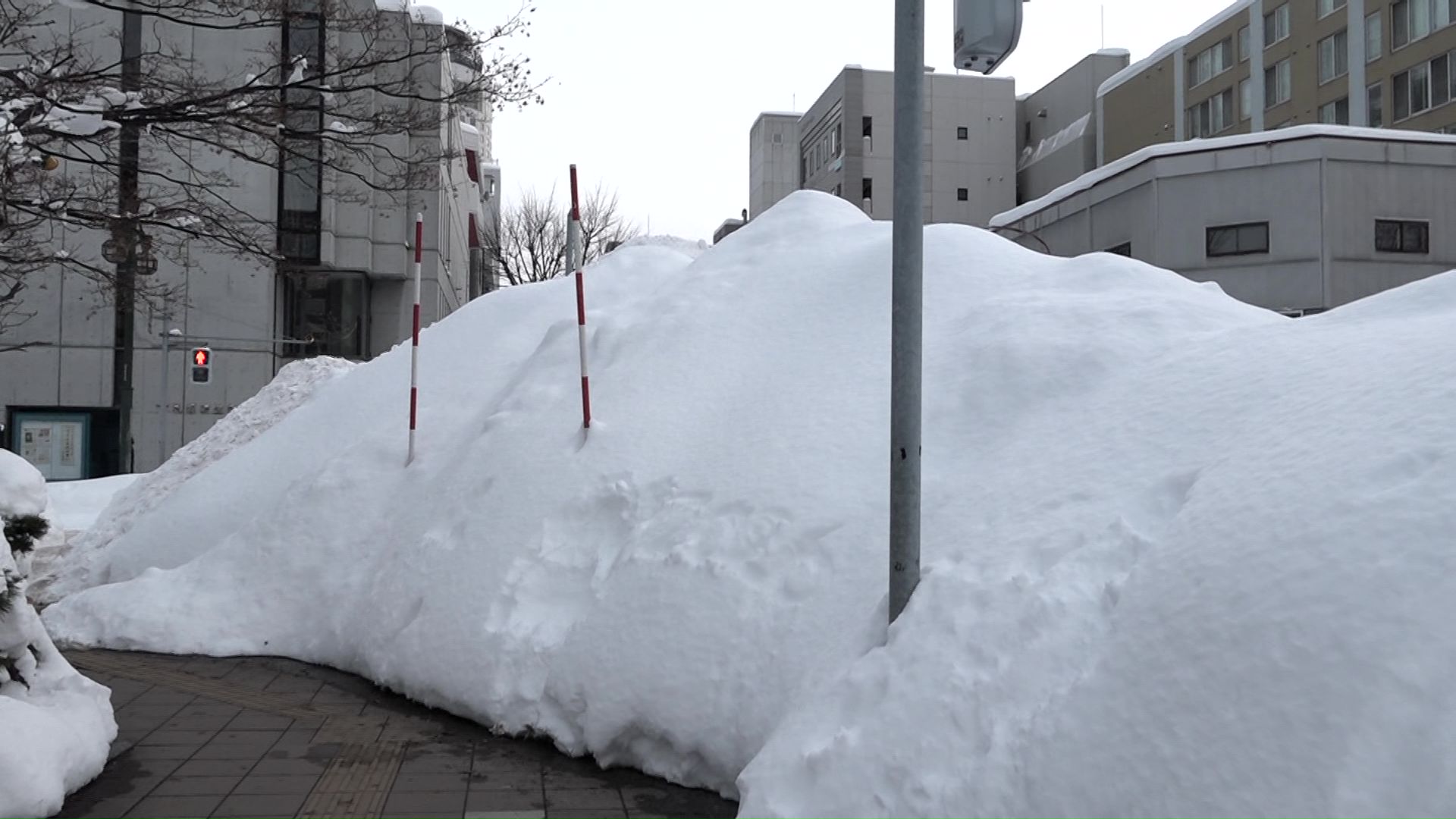 雪山が人の高さを越えている場所が多い