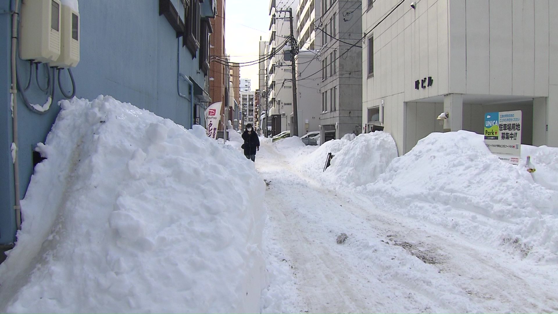 中通りは車が1台通るのがやっとというところも多い
