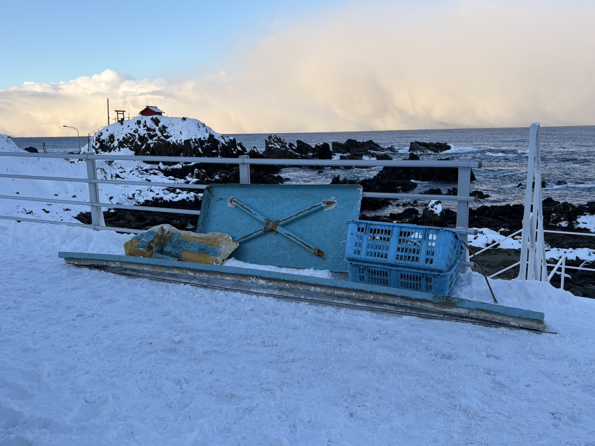 見つかった八重丸の船名が書かれた木片などの漂流物（北海道せたな町）