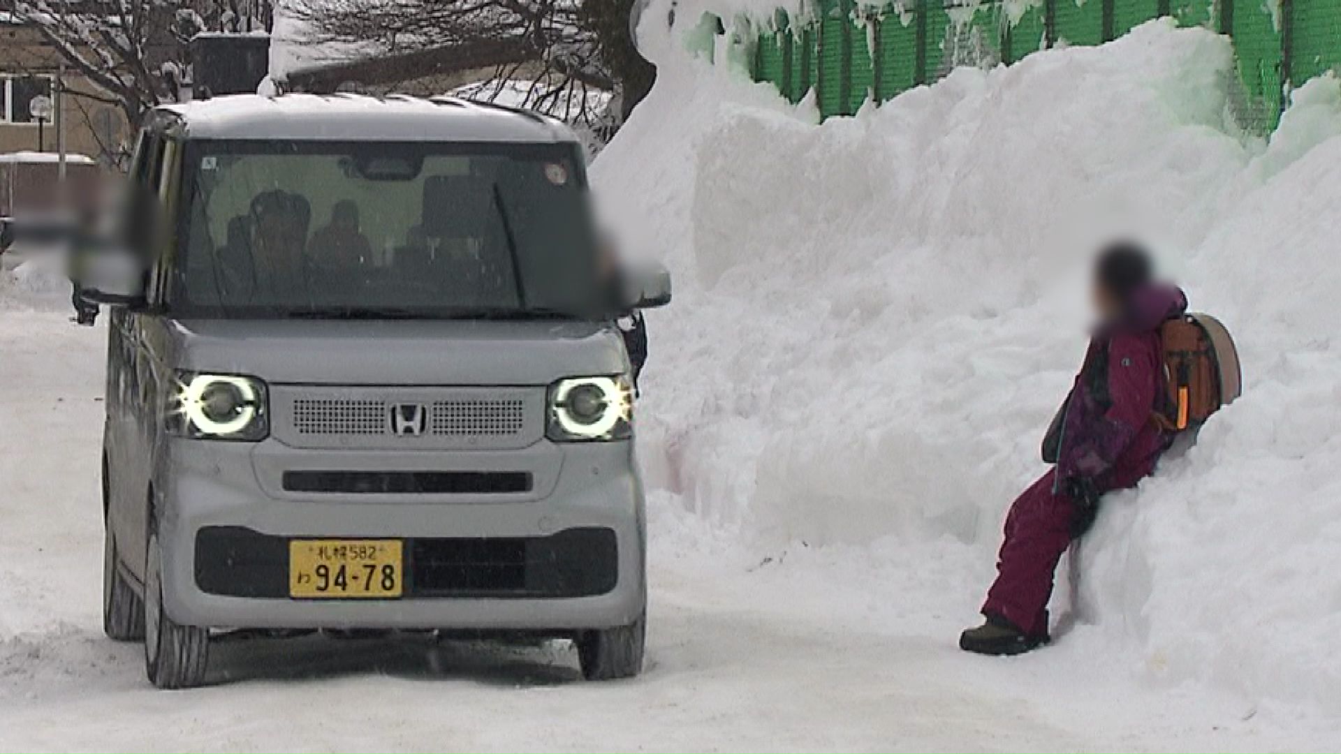 雪山にはりつく子ども
