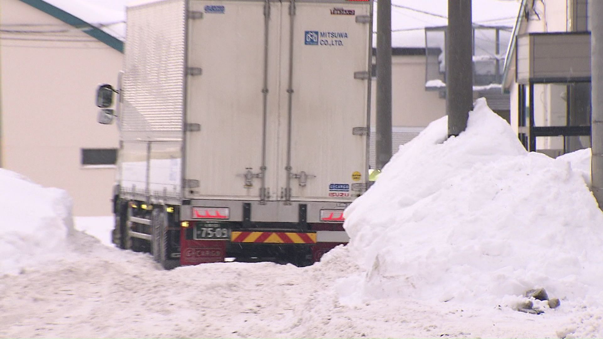 デコボコの路面を走行するトラック