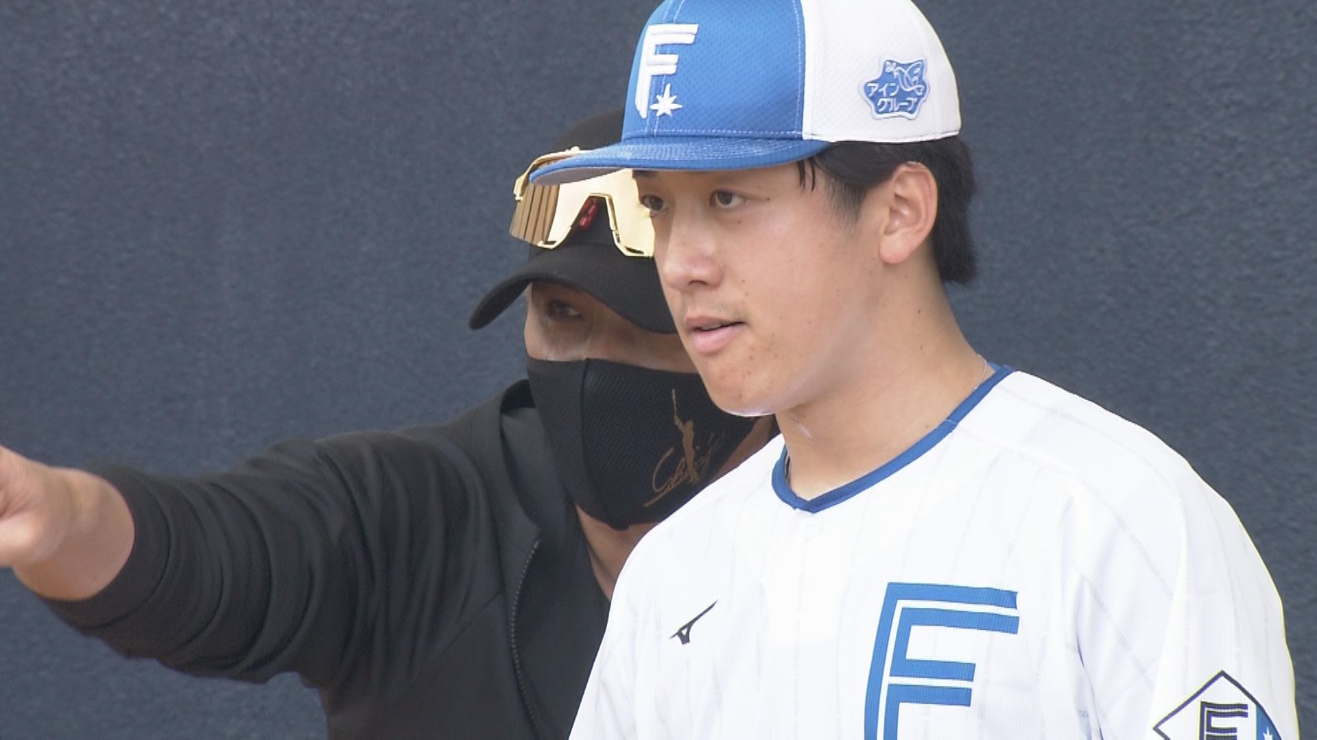 新庄監督からアドバイスを受ける北山投手