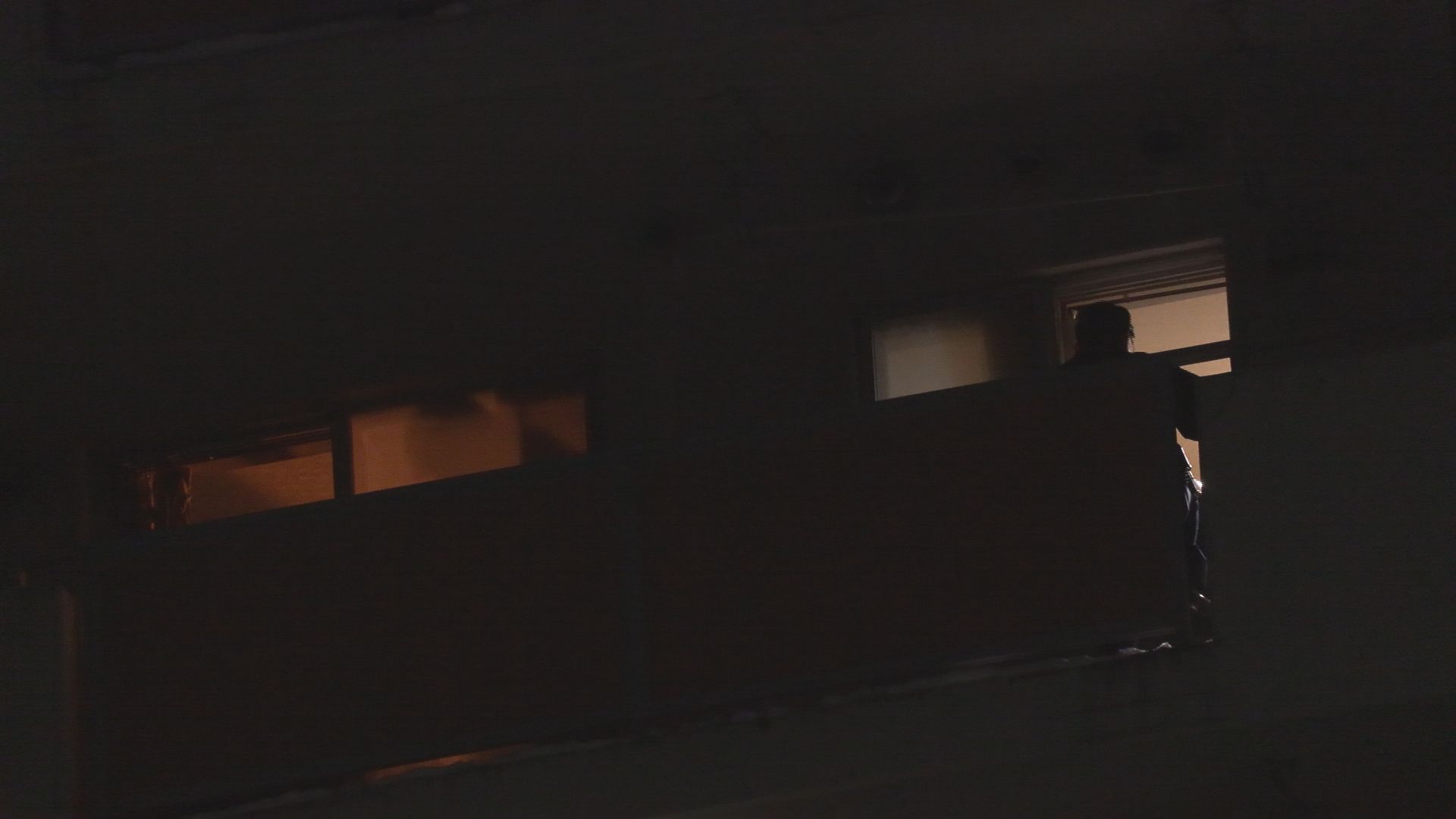 出火元の部屋で消火活動をする消防隊員（札幌市中央区）