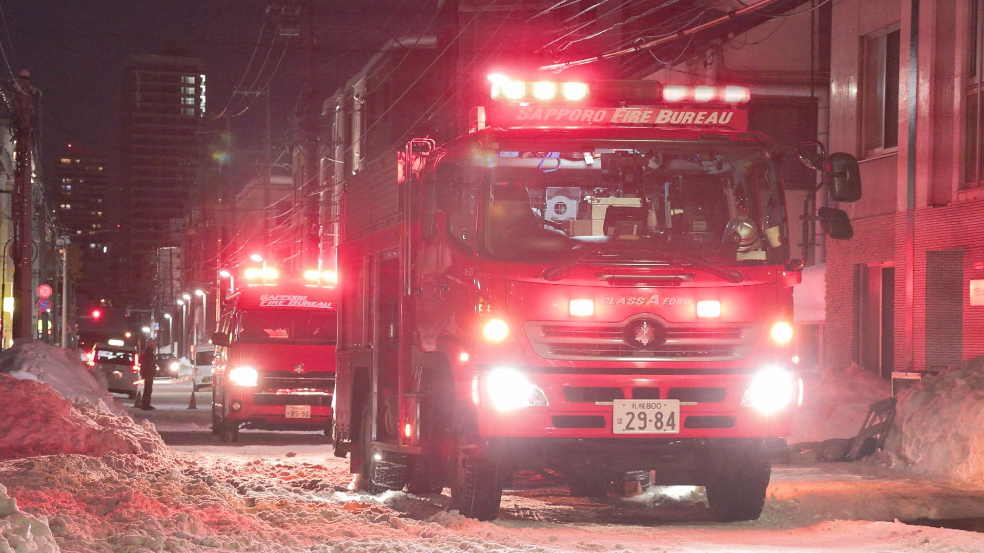 消火作業に当たった札幌市消防（札幌市中央区）
