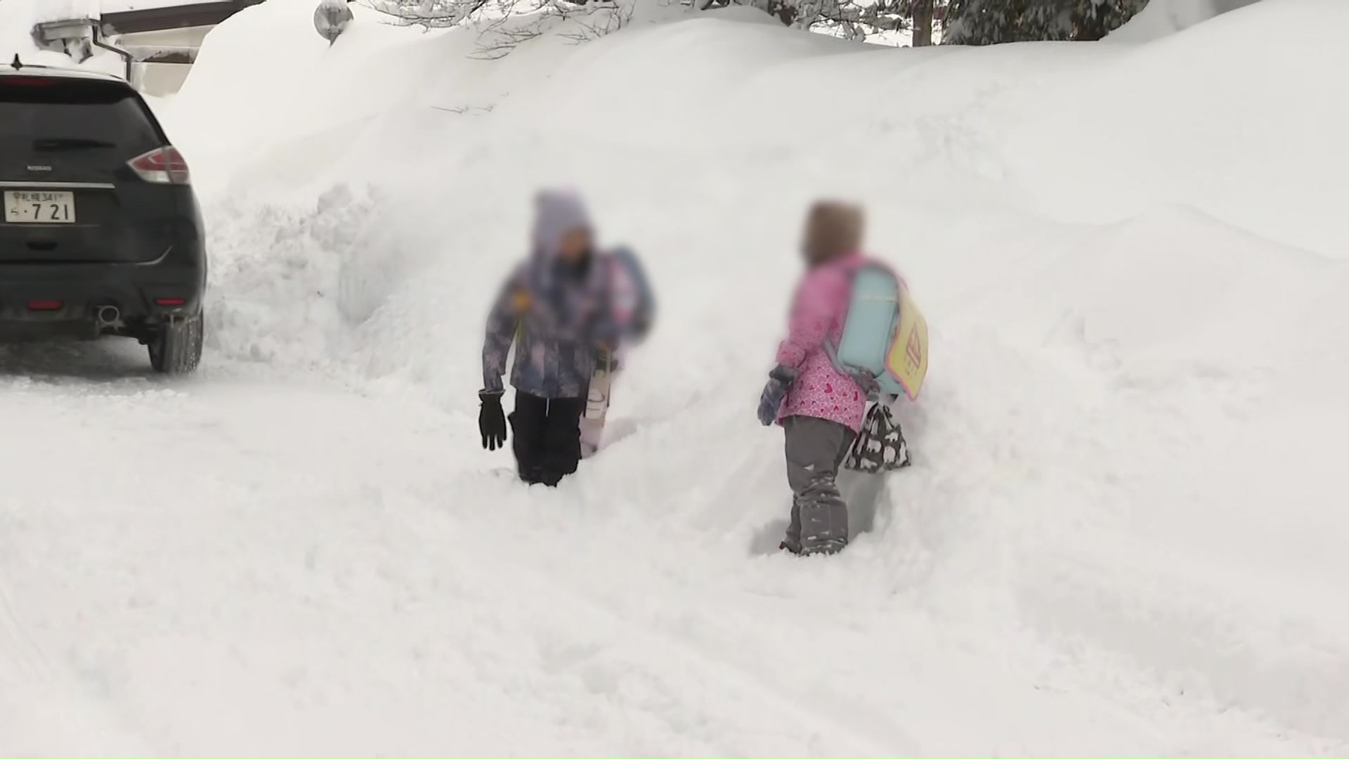 雪山にはり付く子どもたち