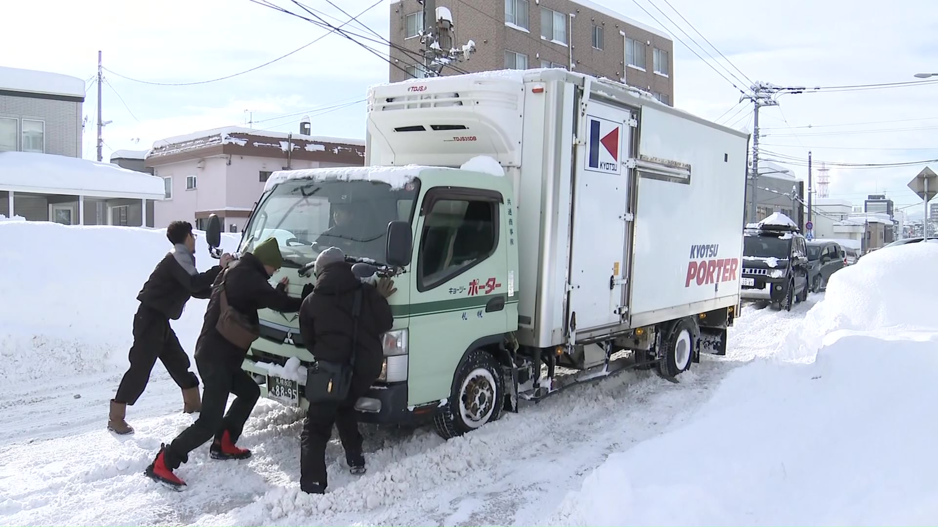 トラックを押す姿も