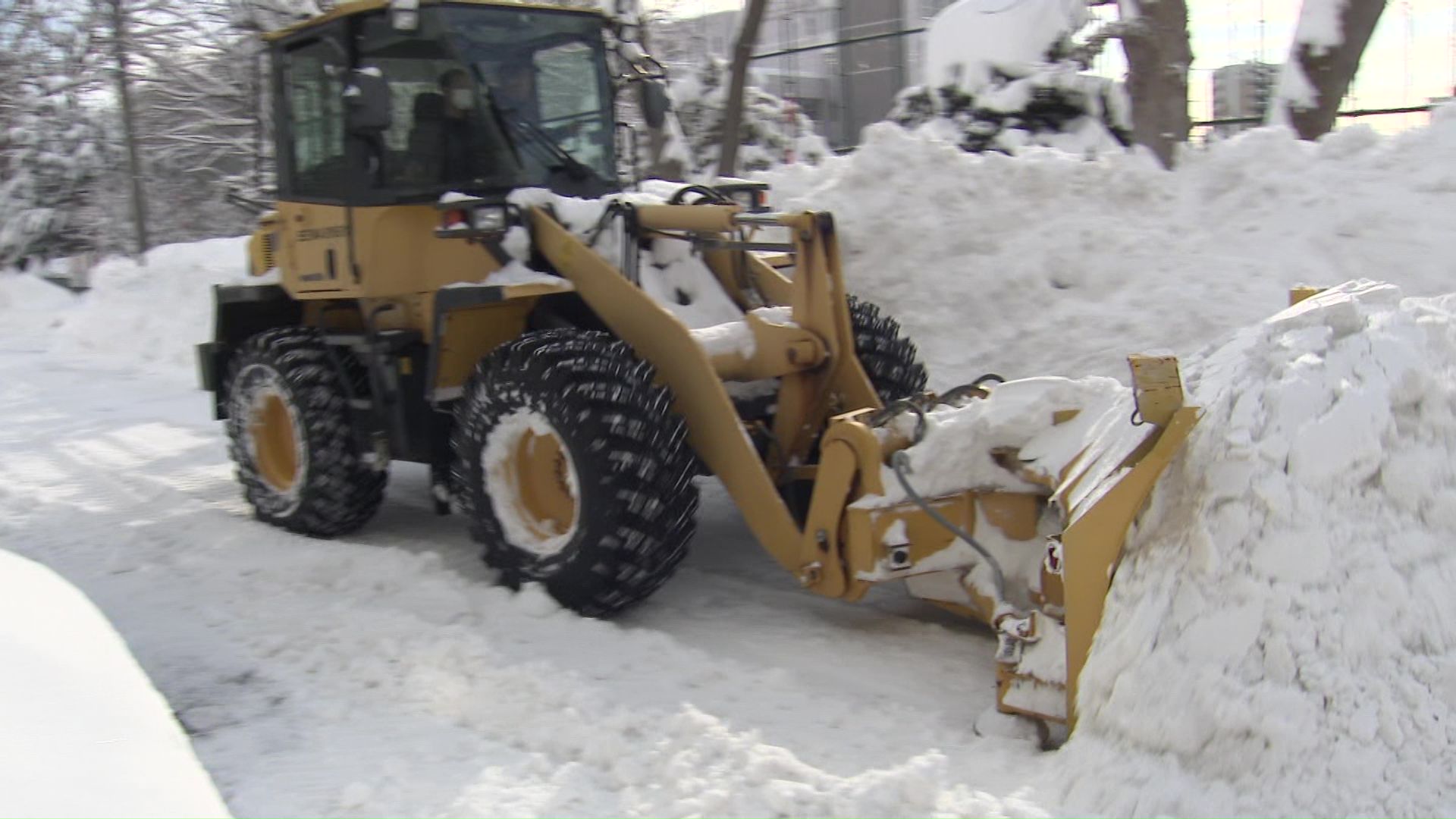 急ピッチで進む緊急排雪