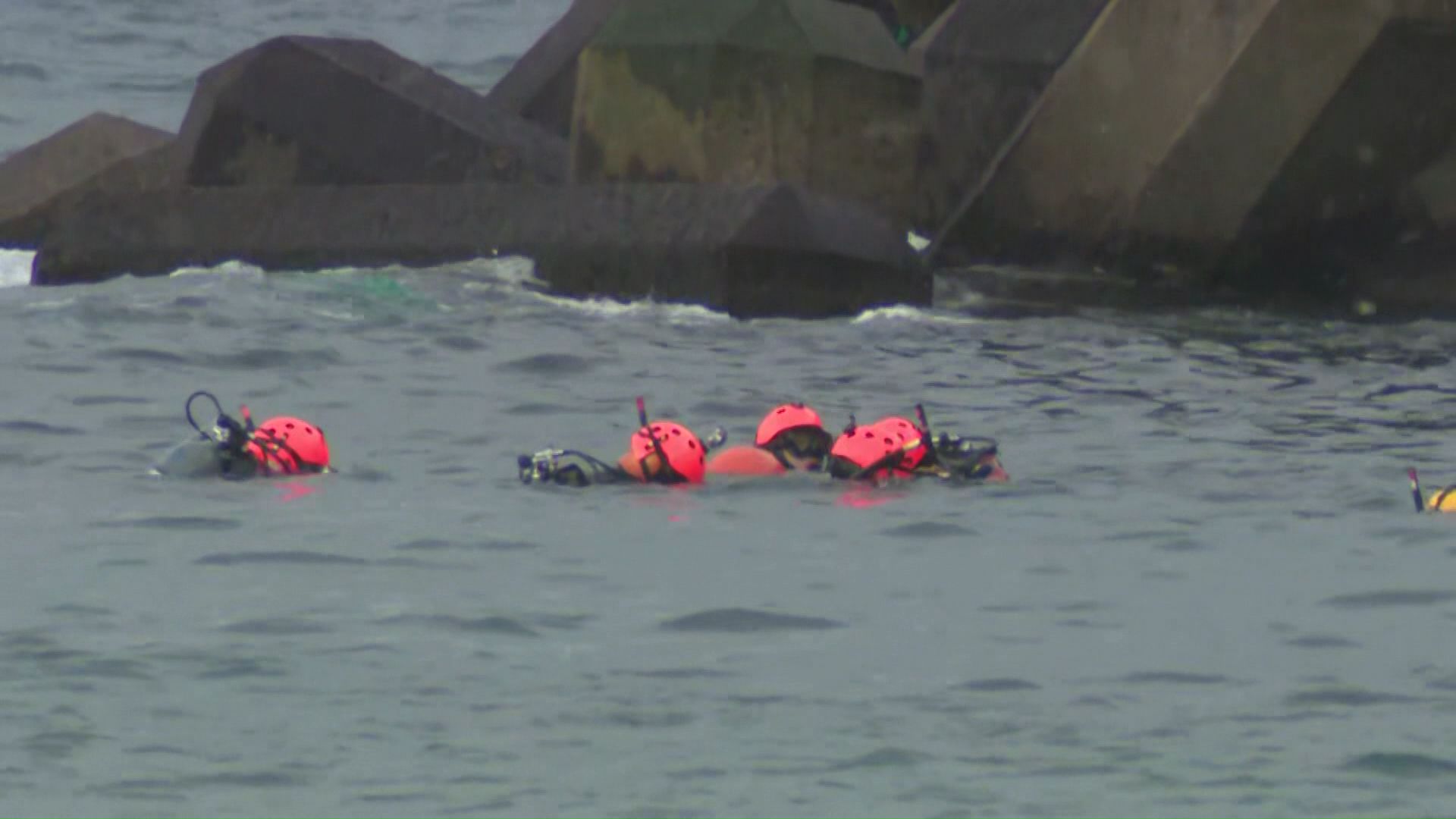 乗組員2人の捜索の様子