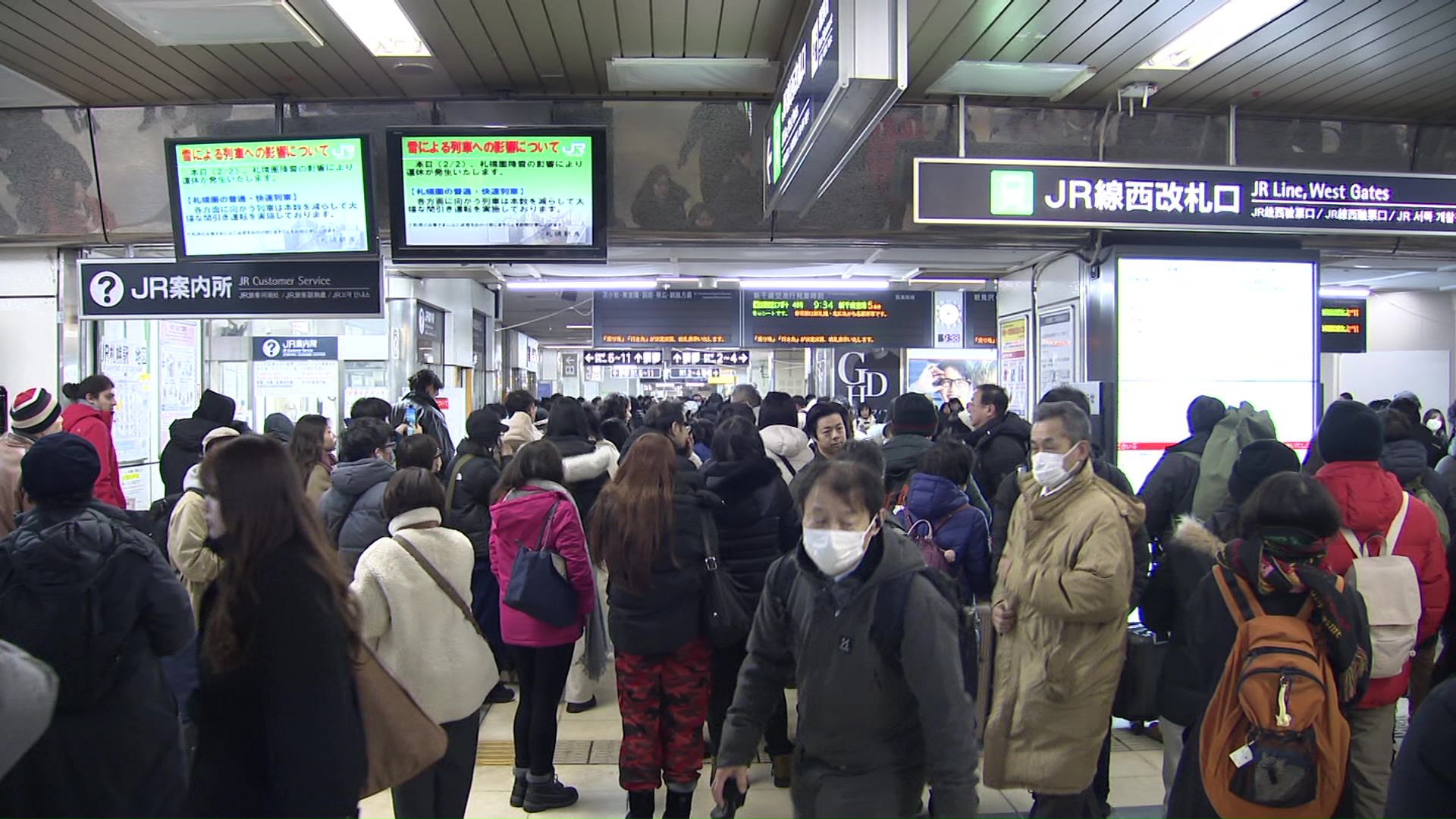 混雑するJR札幌駅(2月2日)
