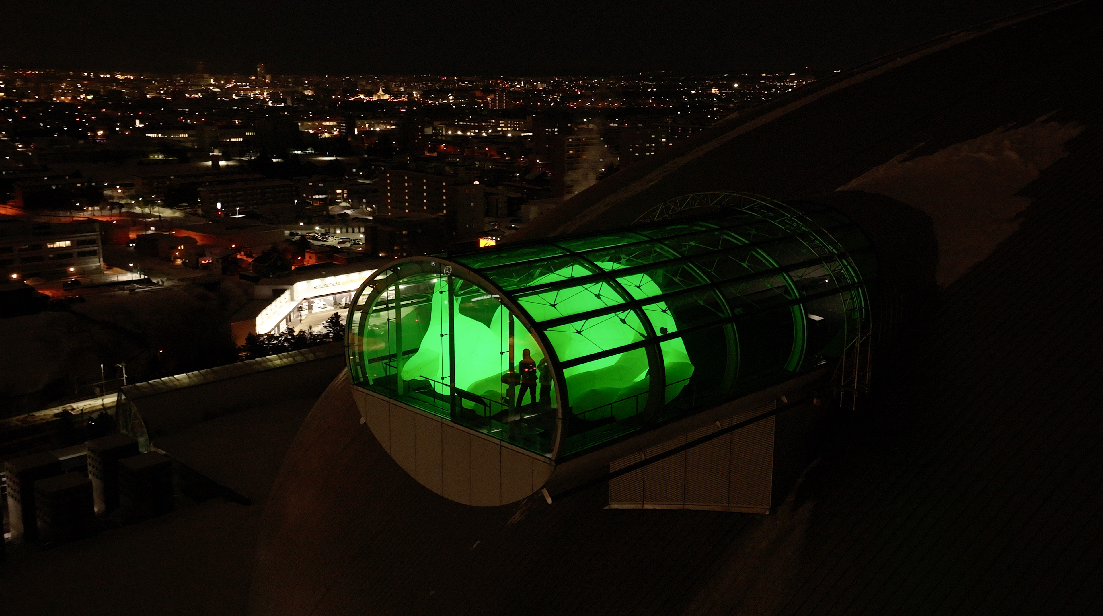 夜間は緑に輝き幻想的な光景に（札幌ドーム提供）