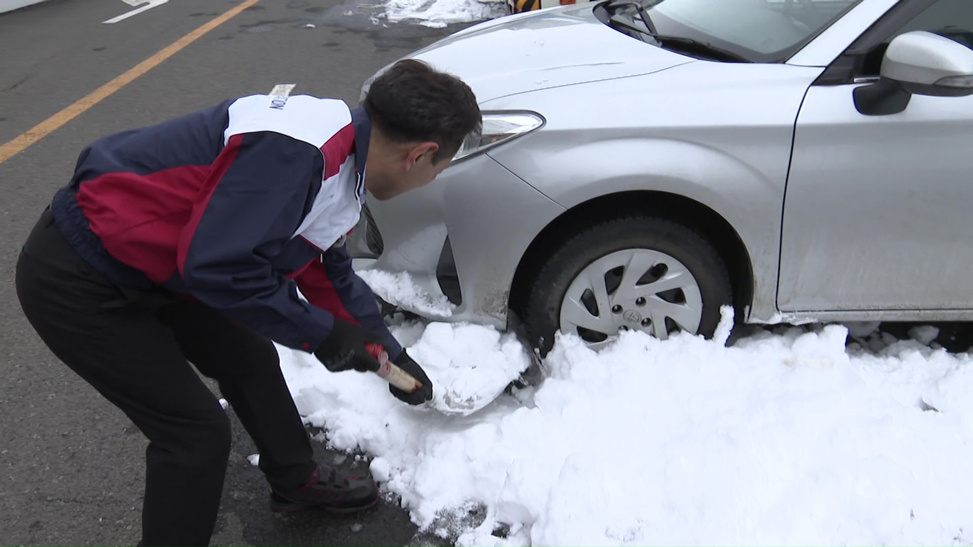 タイヤ周辺の雪かき