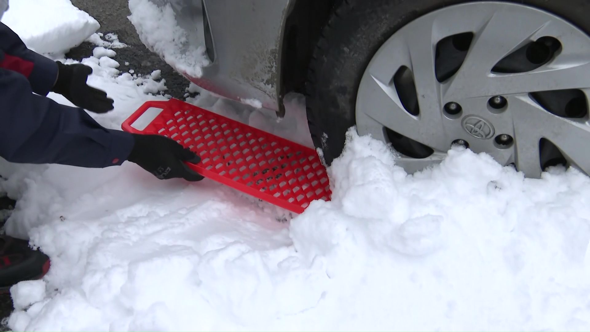 脱出にはスノーヘルパーも便利