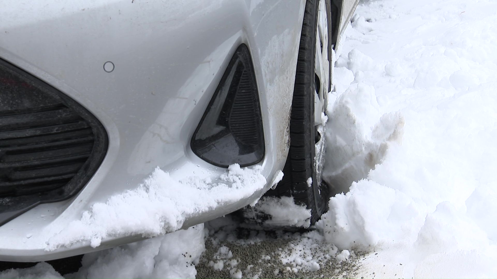 脱出するためタイヤはまっすぐに