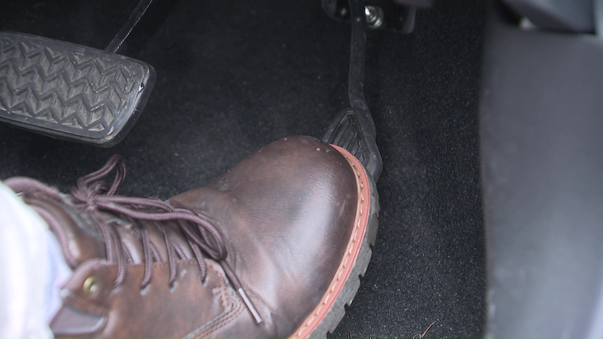 アクセルはそっと踏む