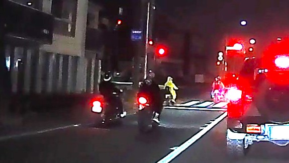 信号で止まるかと思いきや、そのまま直進していくバイク（提供：道警）