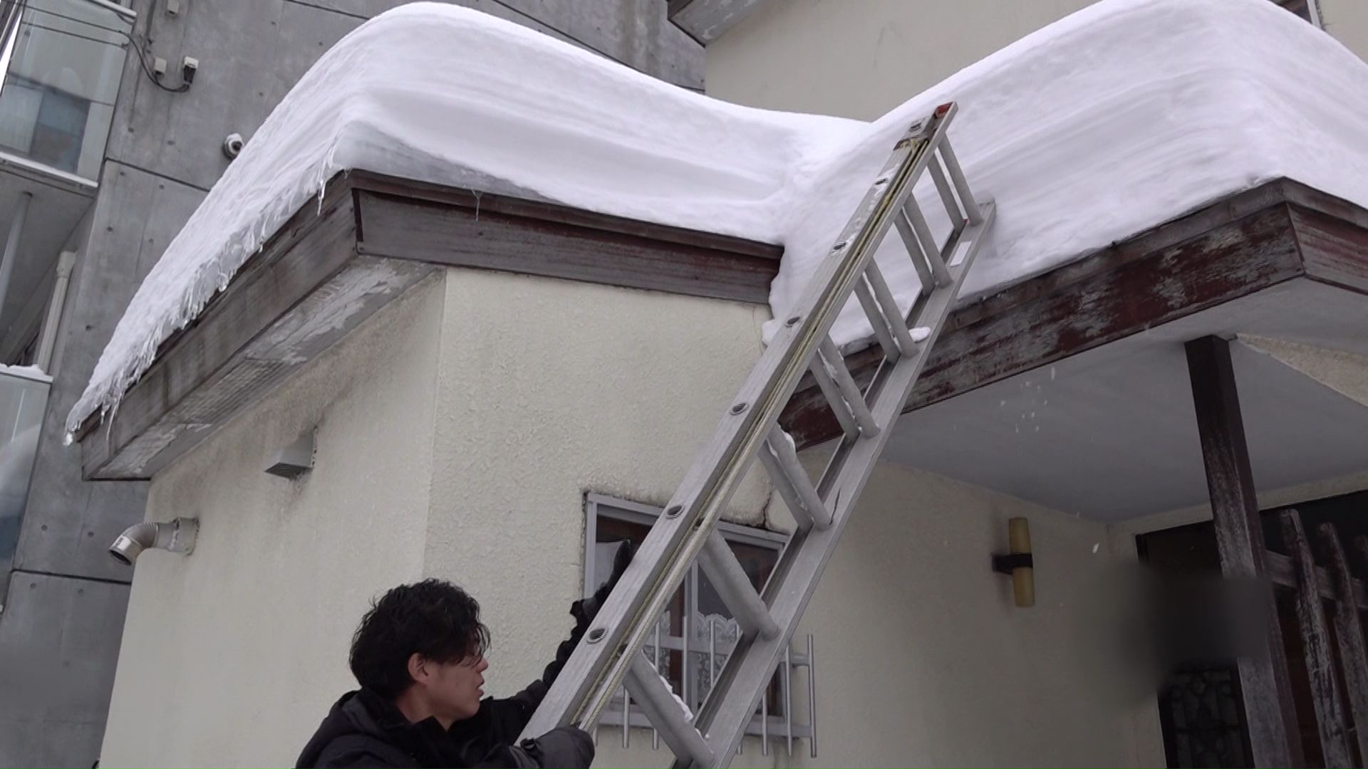 業者に雪下ろしを依頼している札幌市内の住宅