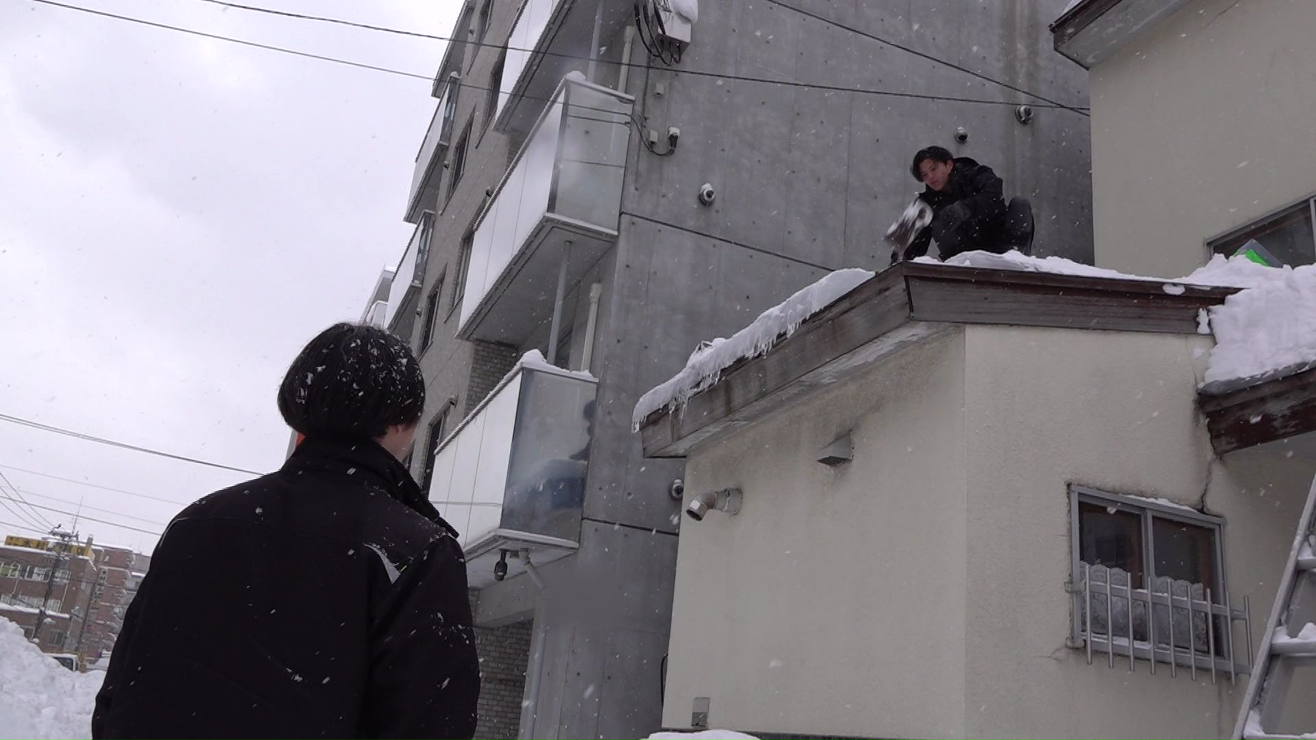 通行する人たちに気をつけながら慎重に作業を進める