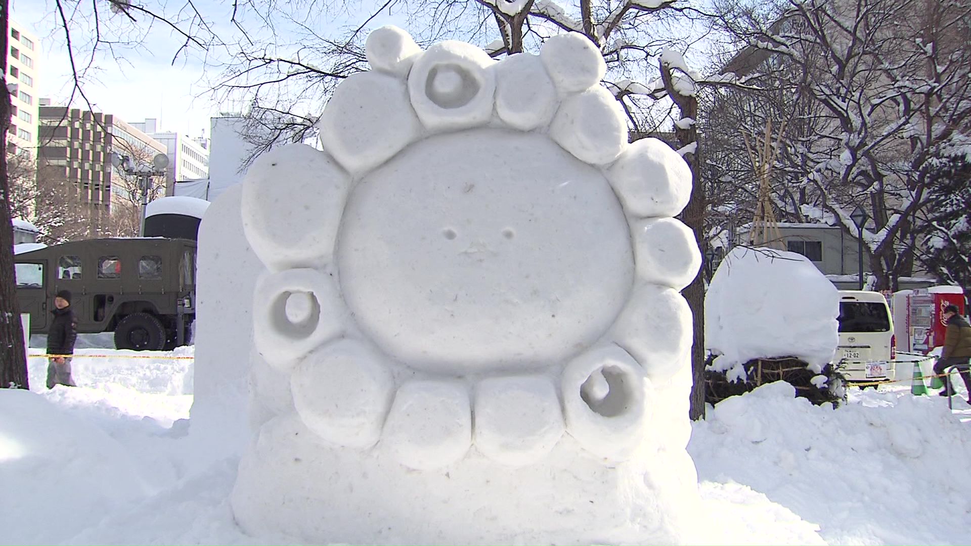 大阪万博で記憶に新しい「ミャクミャク」の市民雪像