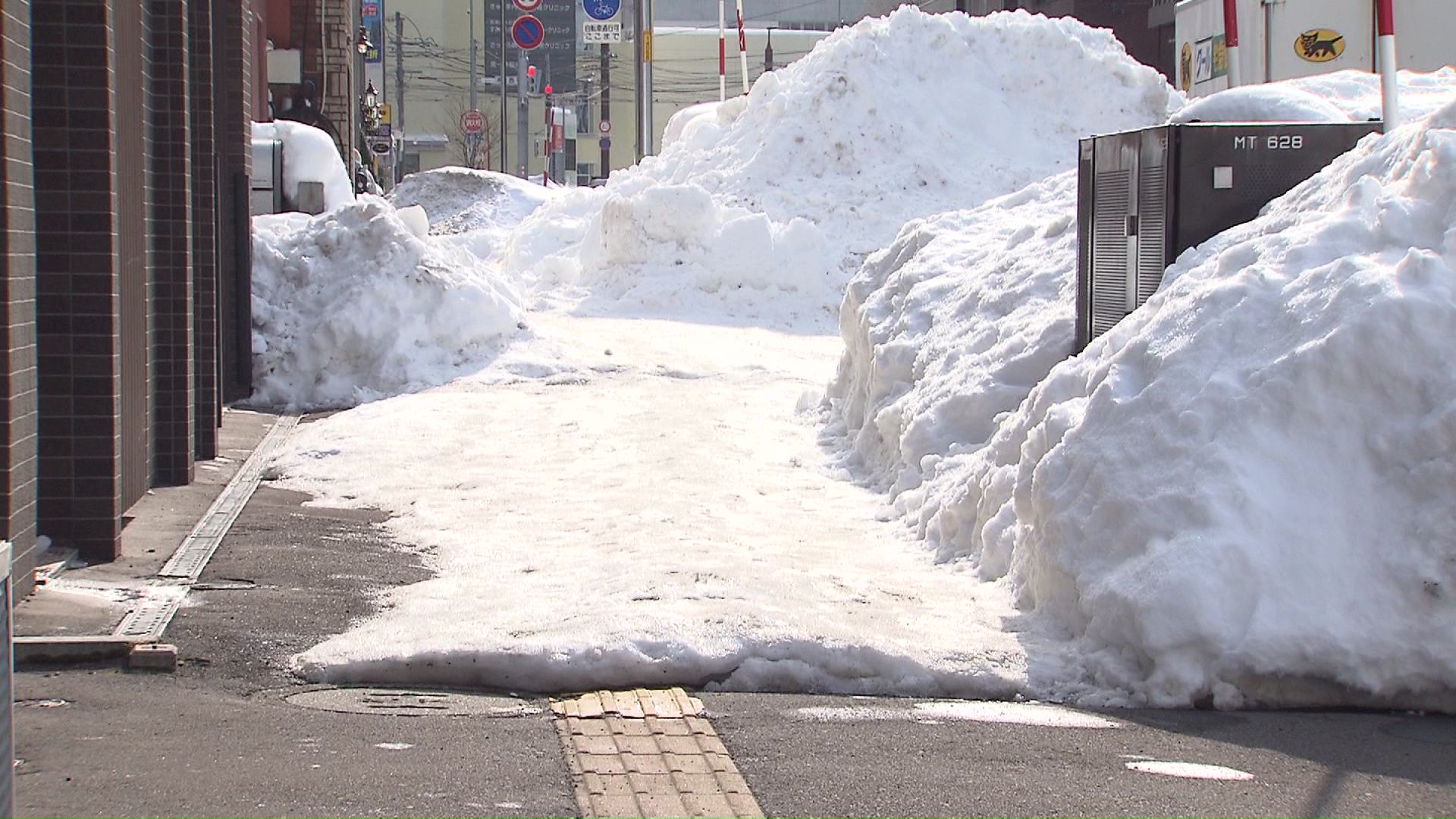 大きな段差ができている歩道