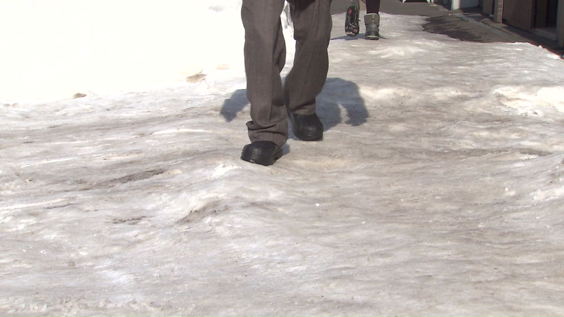 バランスをとりながら歩くしかない…