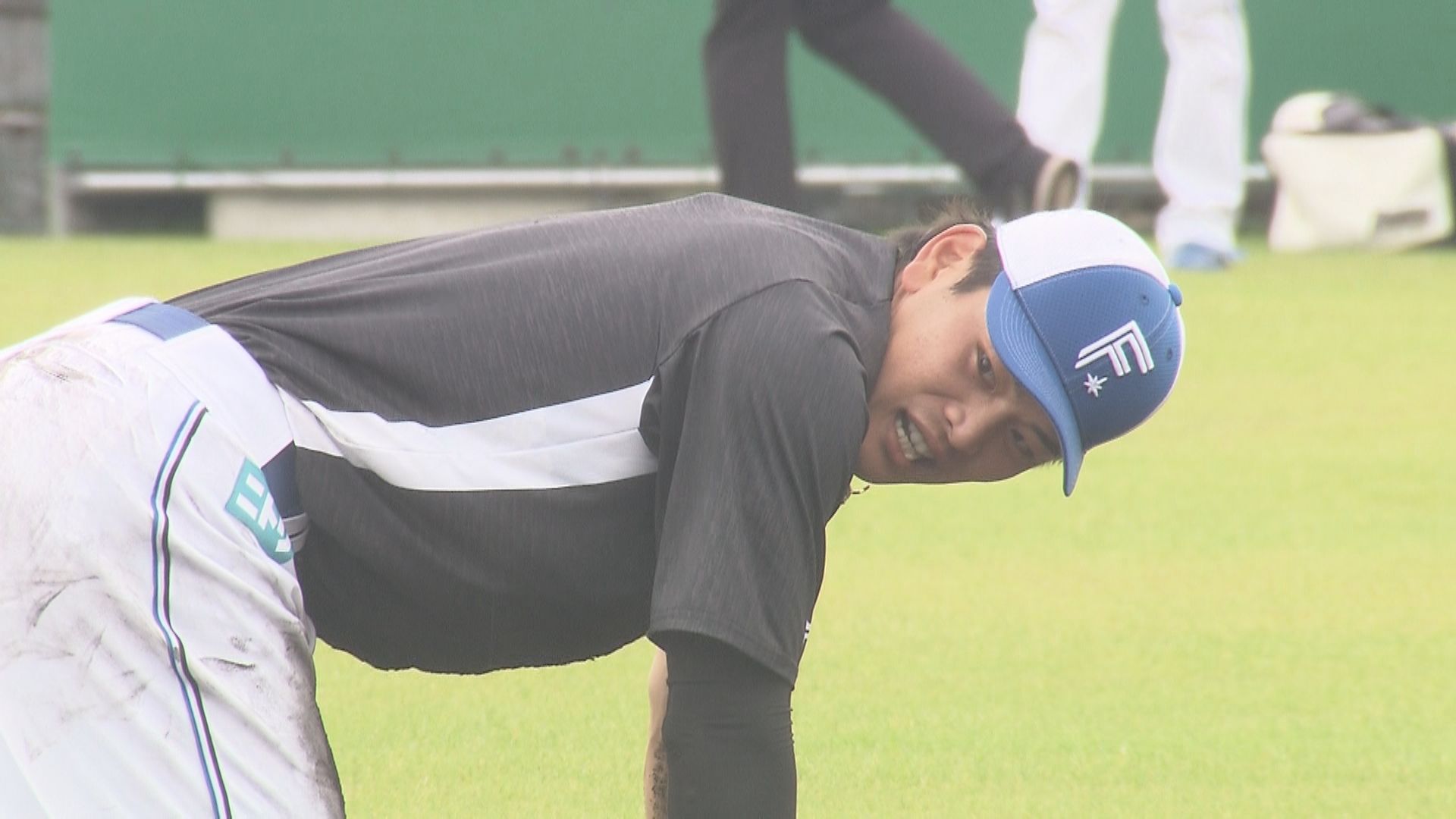 厳しい守備練習をこなし苦悶の表情を浮かべる野村選手
