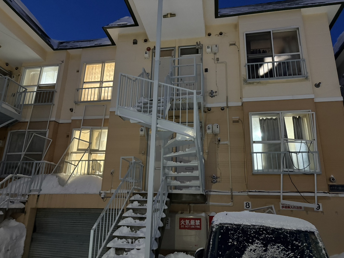 数十メートル離れたアパートでも窓ガラスや手すりが壊れる被害が（札幌 手稲区）