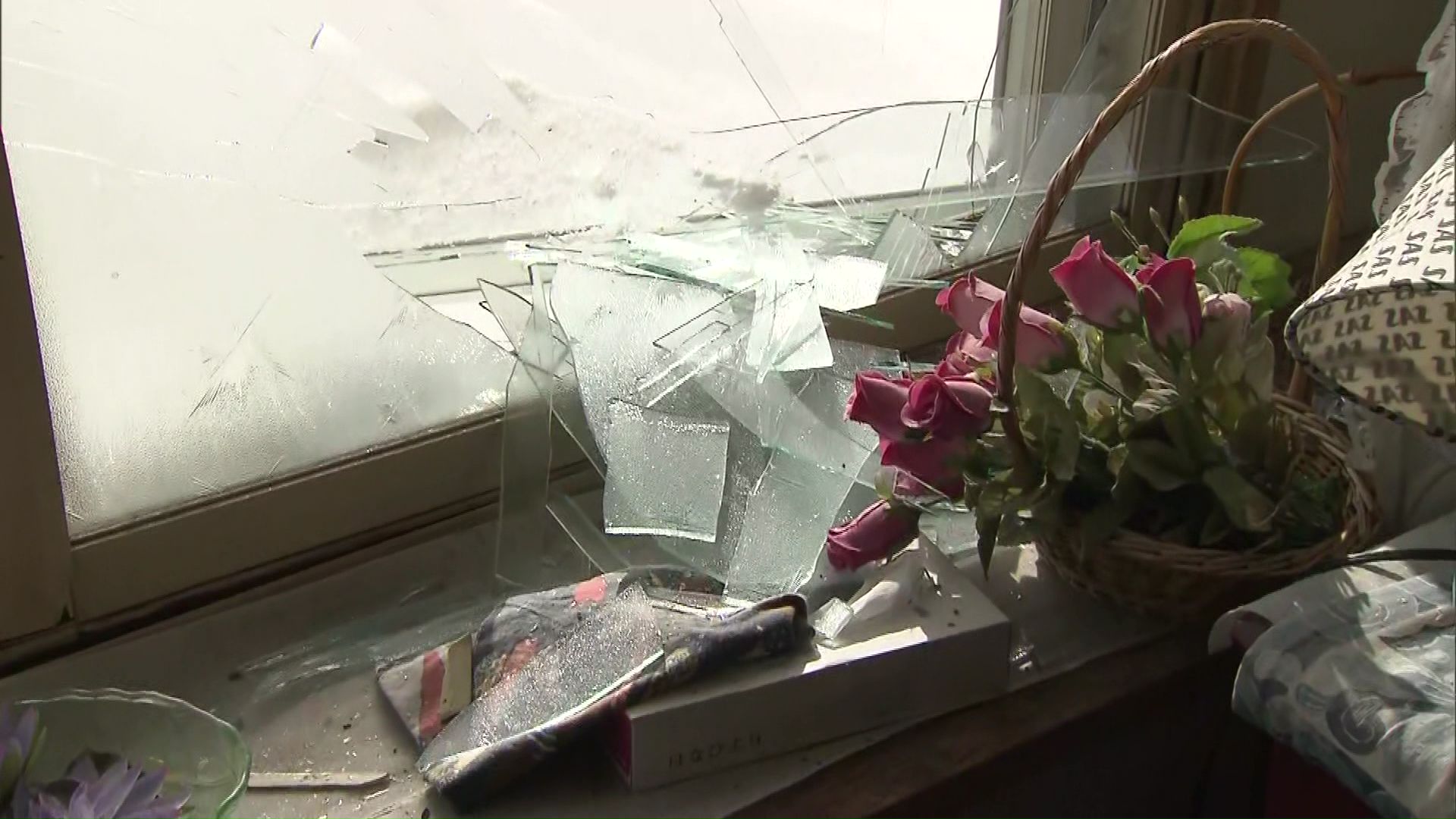 ガラスの破片が散乱