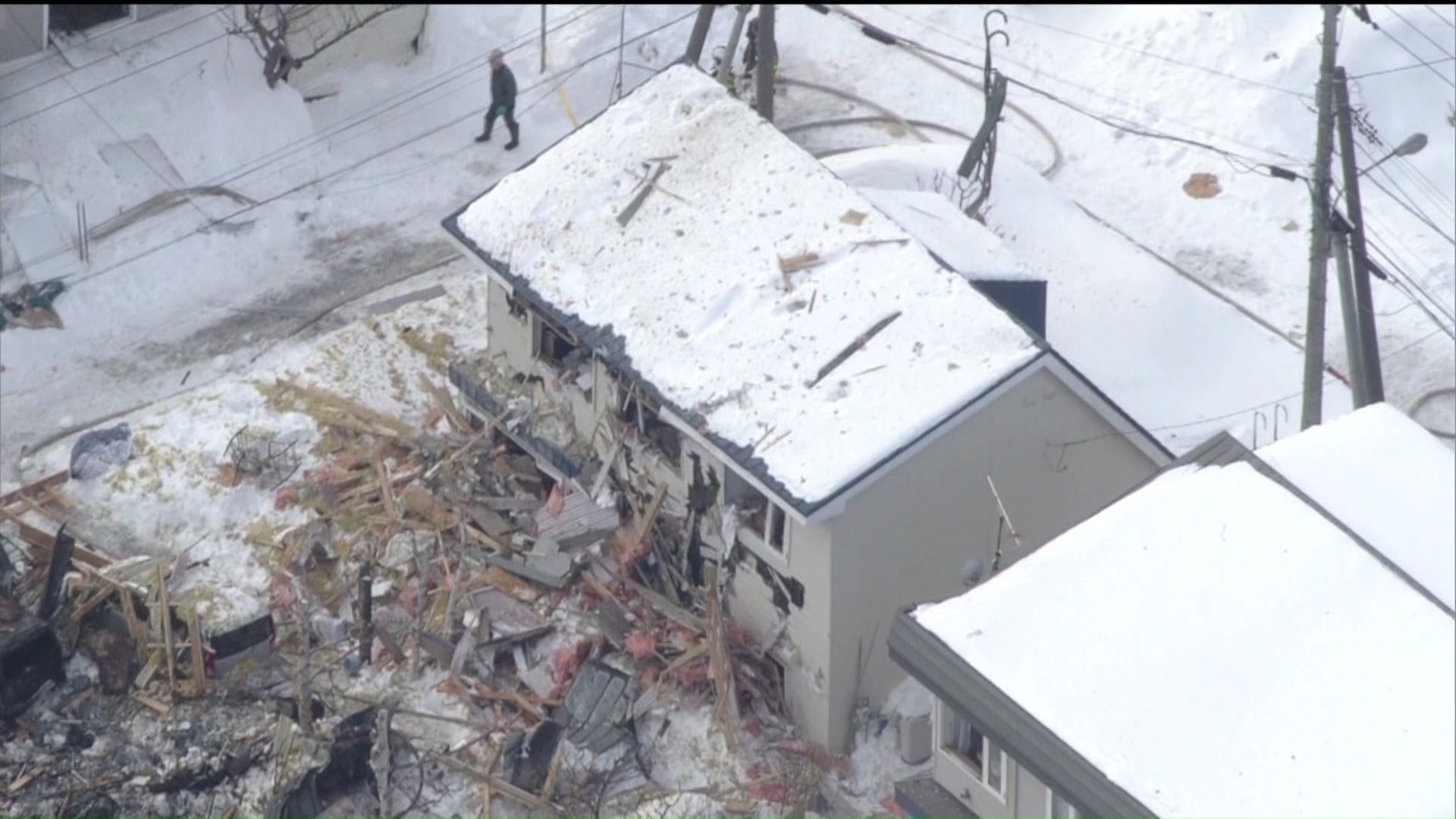 隣の家には吹き飛ばされた木材が…