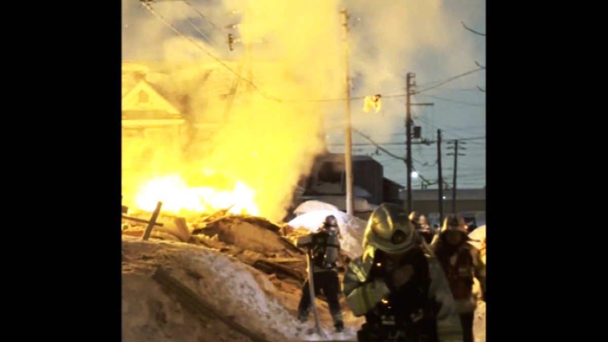 激しく燃える炎と白い煙  提供：視聴者