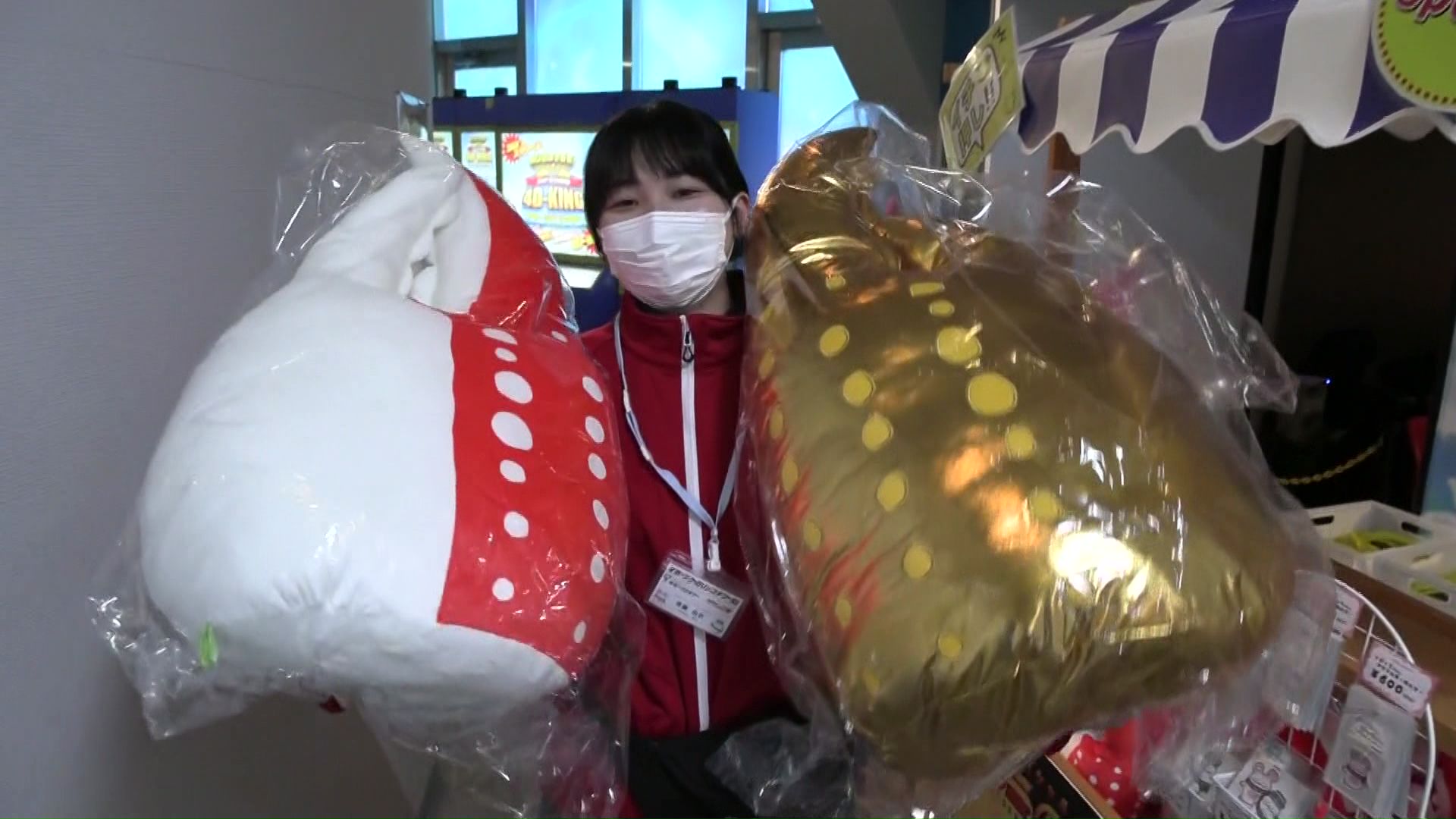 特等よりも大きい「金のカニの爪ぬいぐるみ」も登場