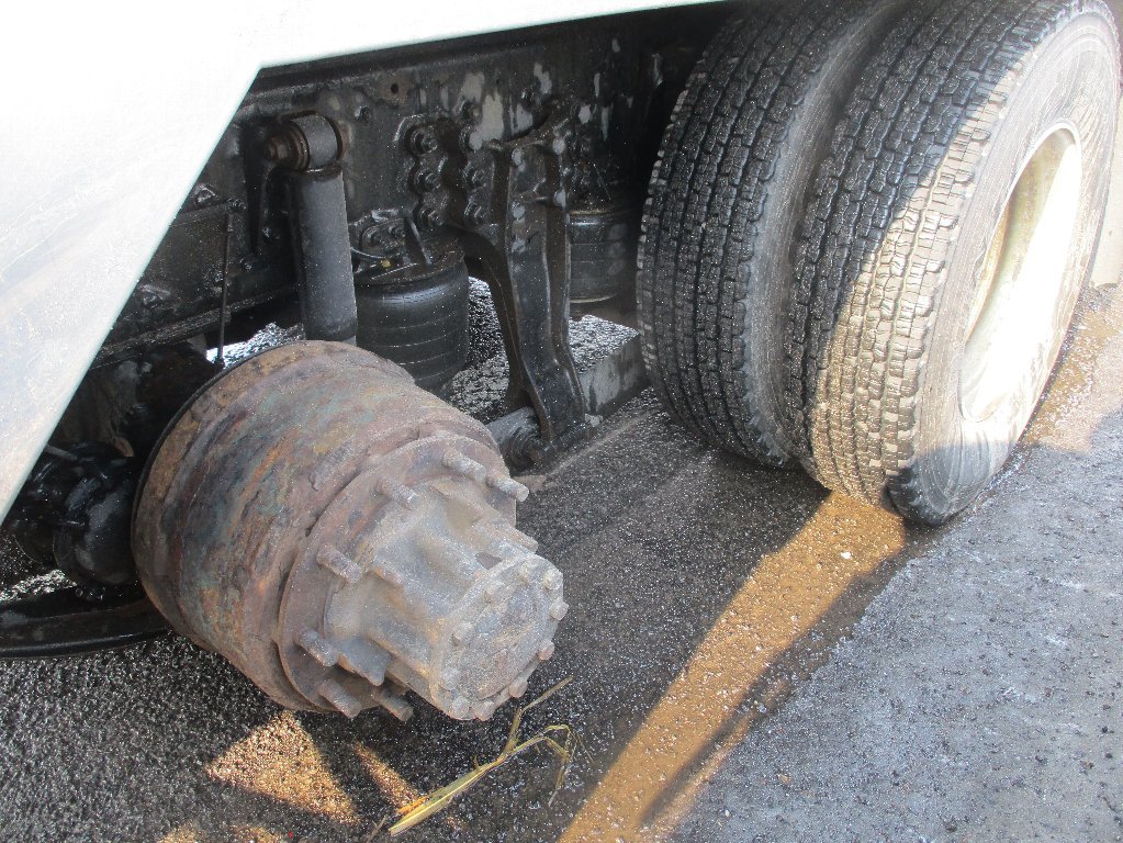 タイヤが外れたトラック(提供:北海道警)