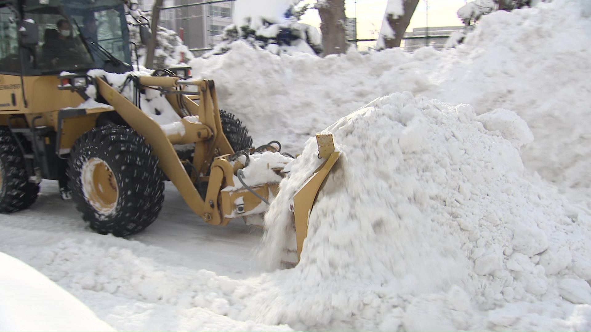 記録的大雪により除排雪が追い付いていない道路も