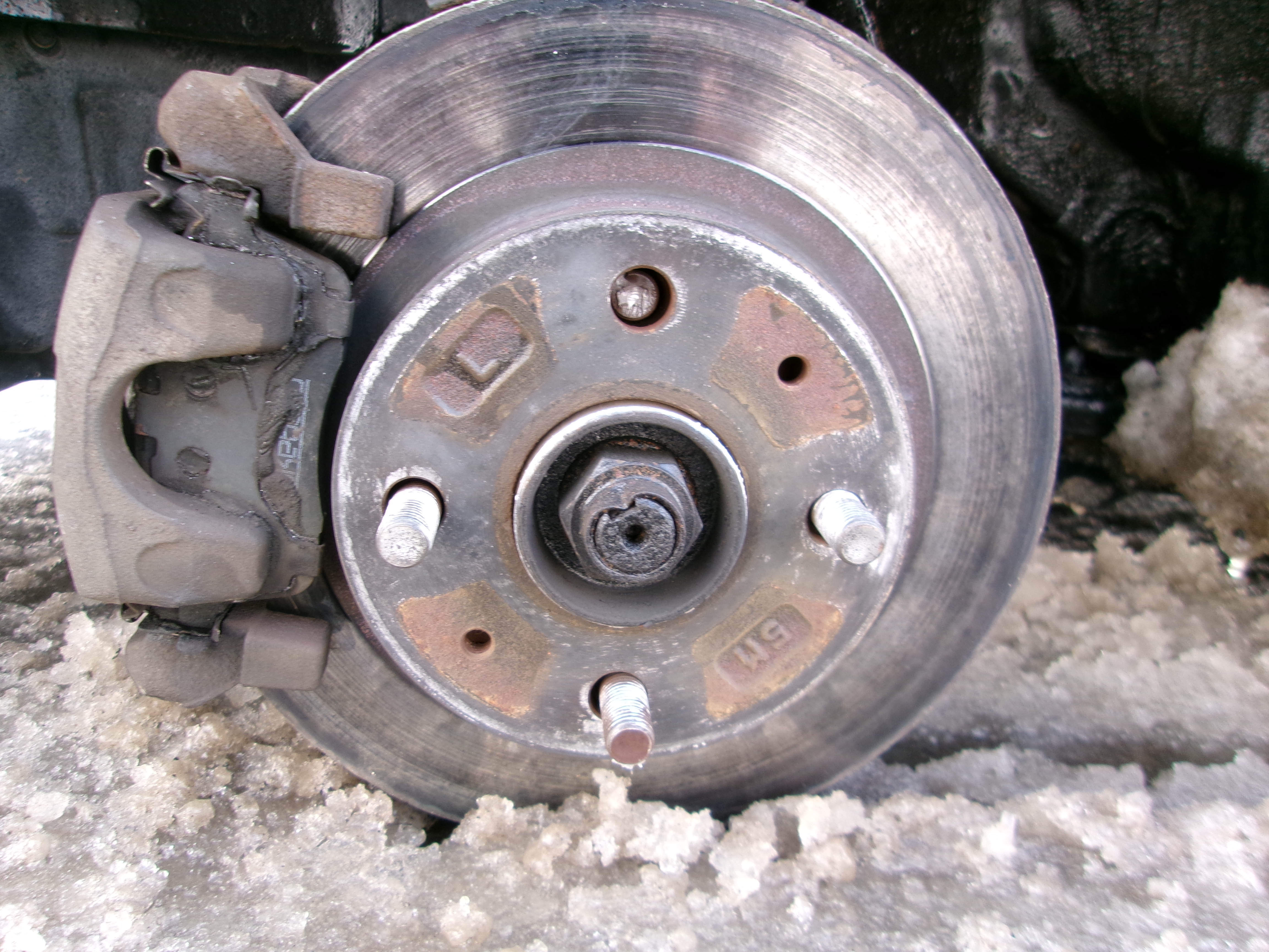 タイヤが脱落した車両(提供:北海道警)