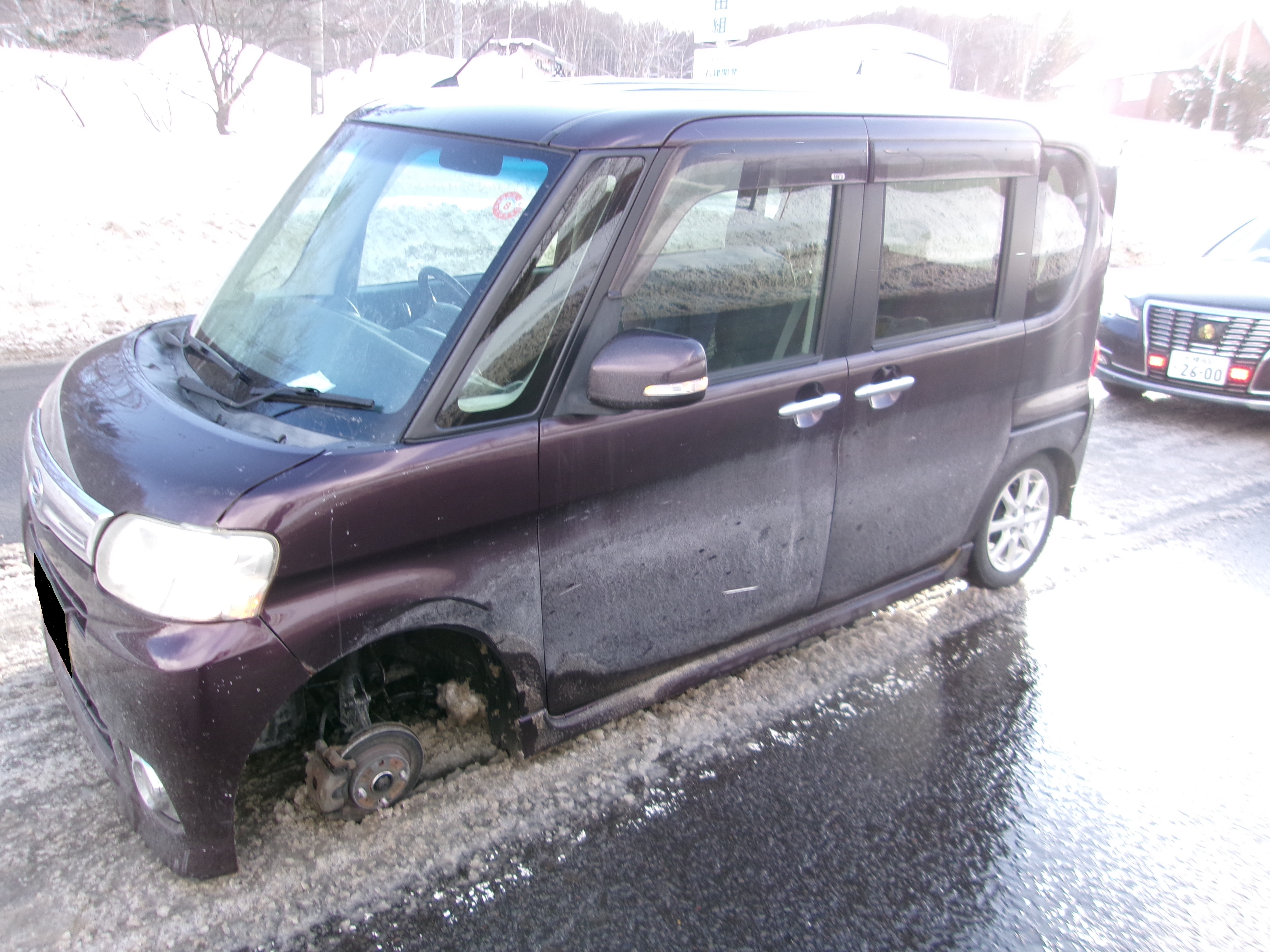 タイヤが脱落した車両（提供：北海道警）