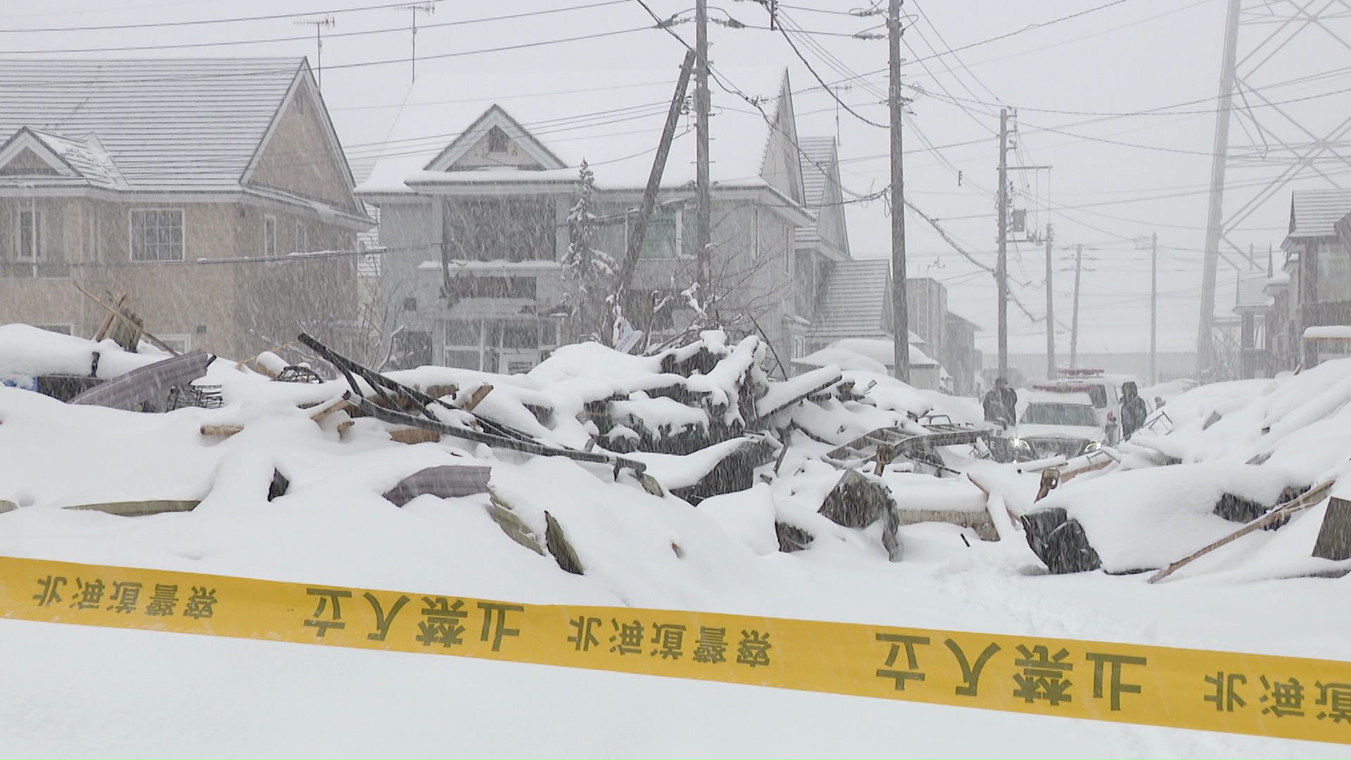 爆発から1週間たった現場にはがれきが散乱