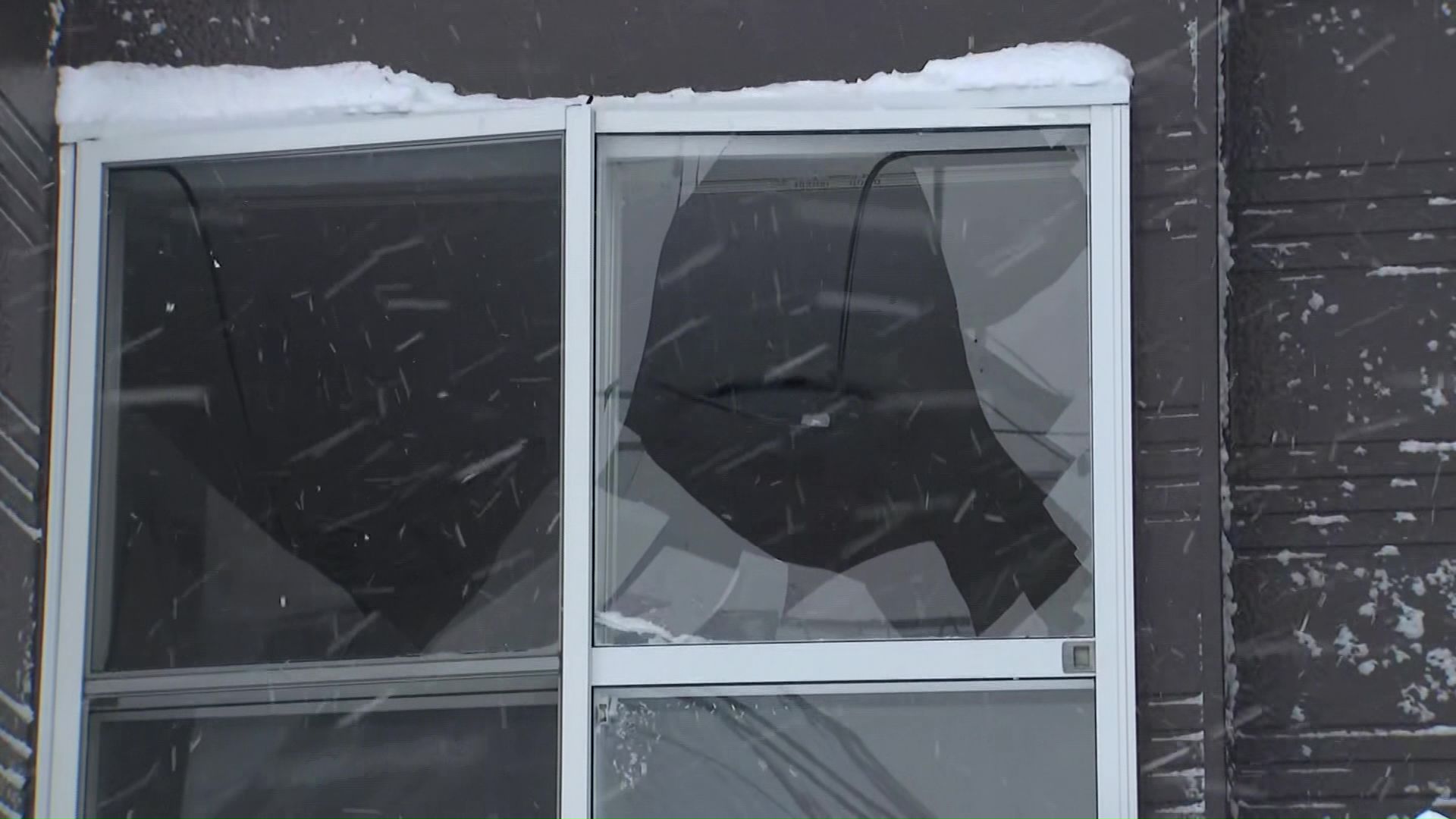 75棟で窓ガラスが破損するなど被害が出た