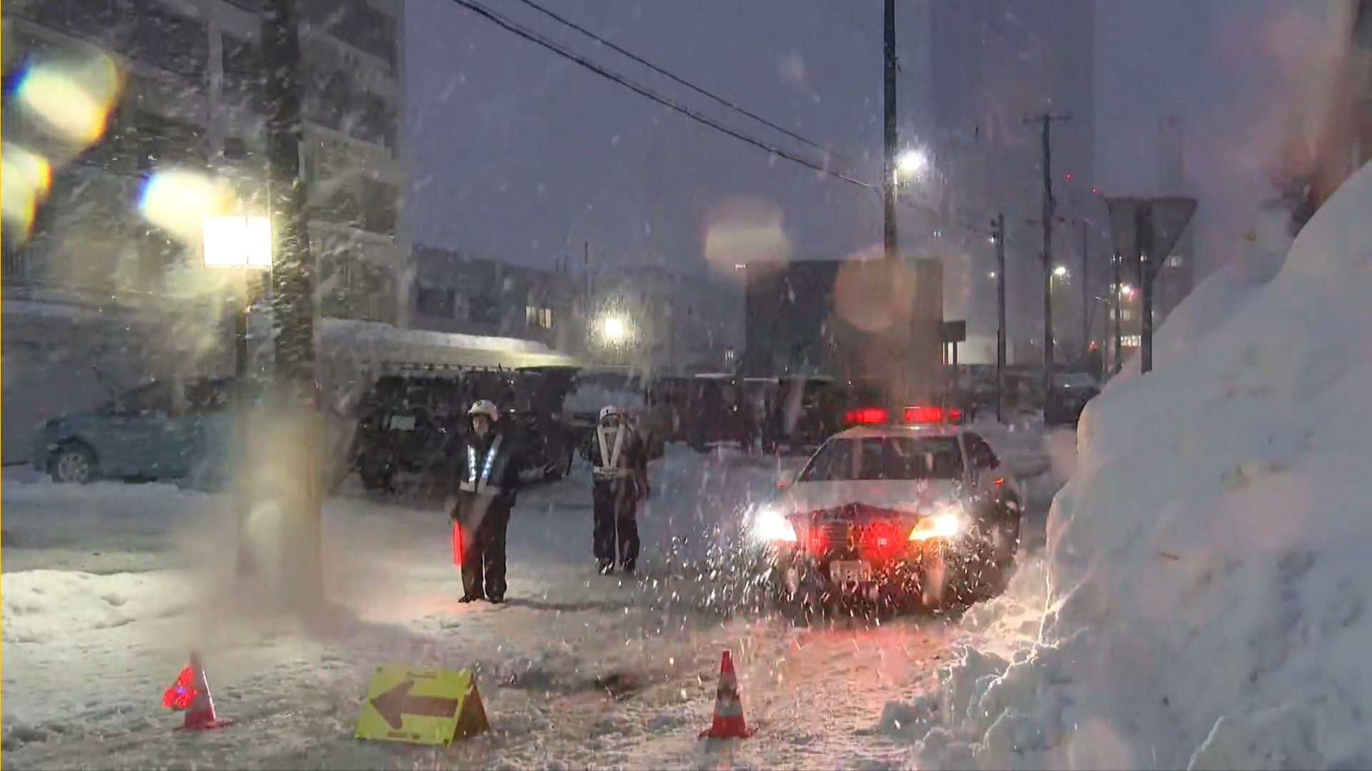 警察による通行規制が敷かれた