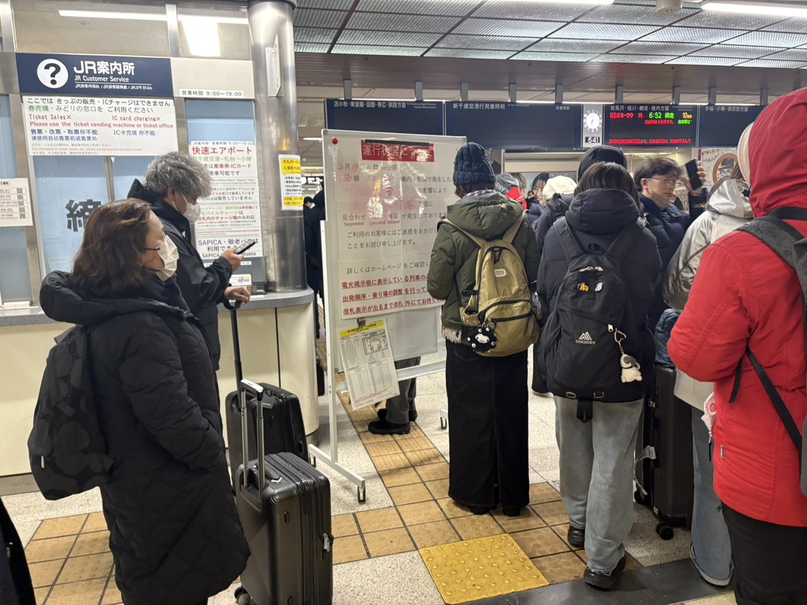 運転見合わせが発生し混雑するJR札幌駅(撮影:視聴者)