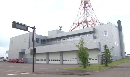 救急隊員が除雪作業で『出動指令』聞こえず現場到着8分遅れる―心肺停止の男性は病院で死亡確認―庁舎内の放送を『外部スピーカー』に切り替えるも融雪槽の音と暴風雪でかき消される＜北海道旭川市＞