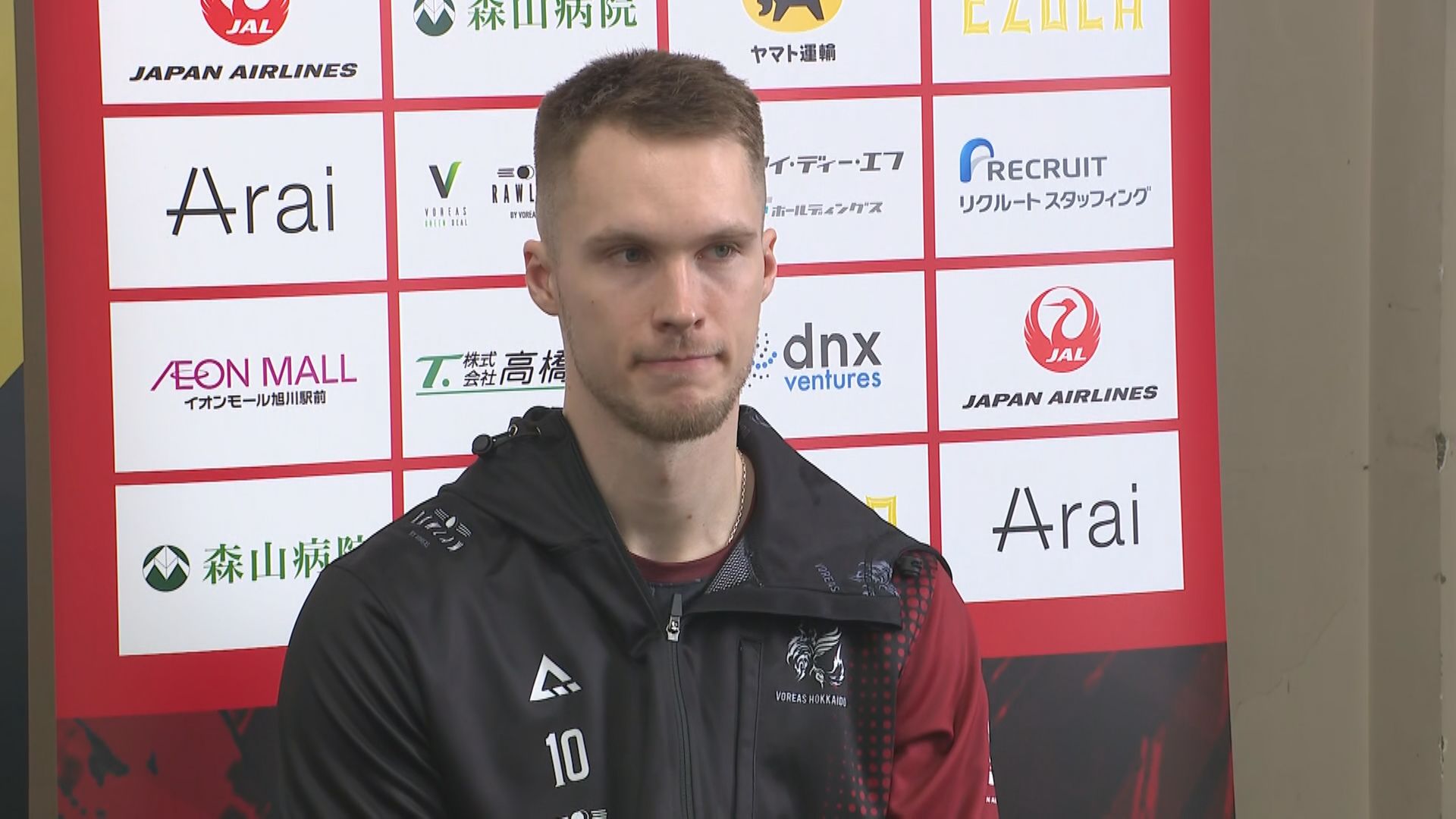 試合後の会見に臨むメルト・タンメアル選手