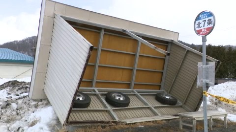倒れたバス停の待合室(芦別市)