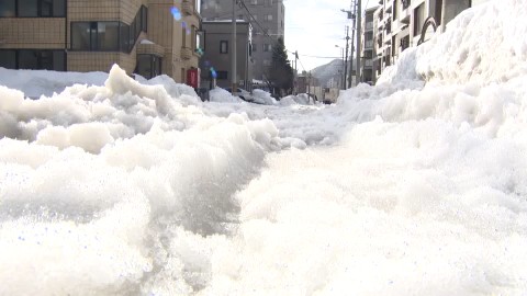 除雪が遅れている脇道は気温上昇で路面状況がさらに悪化
