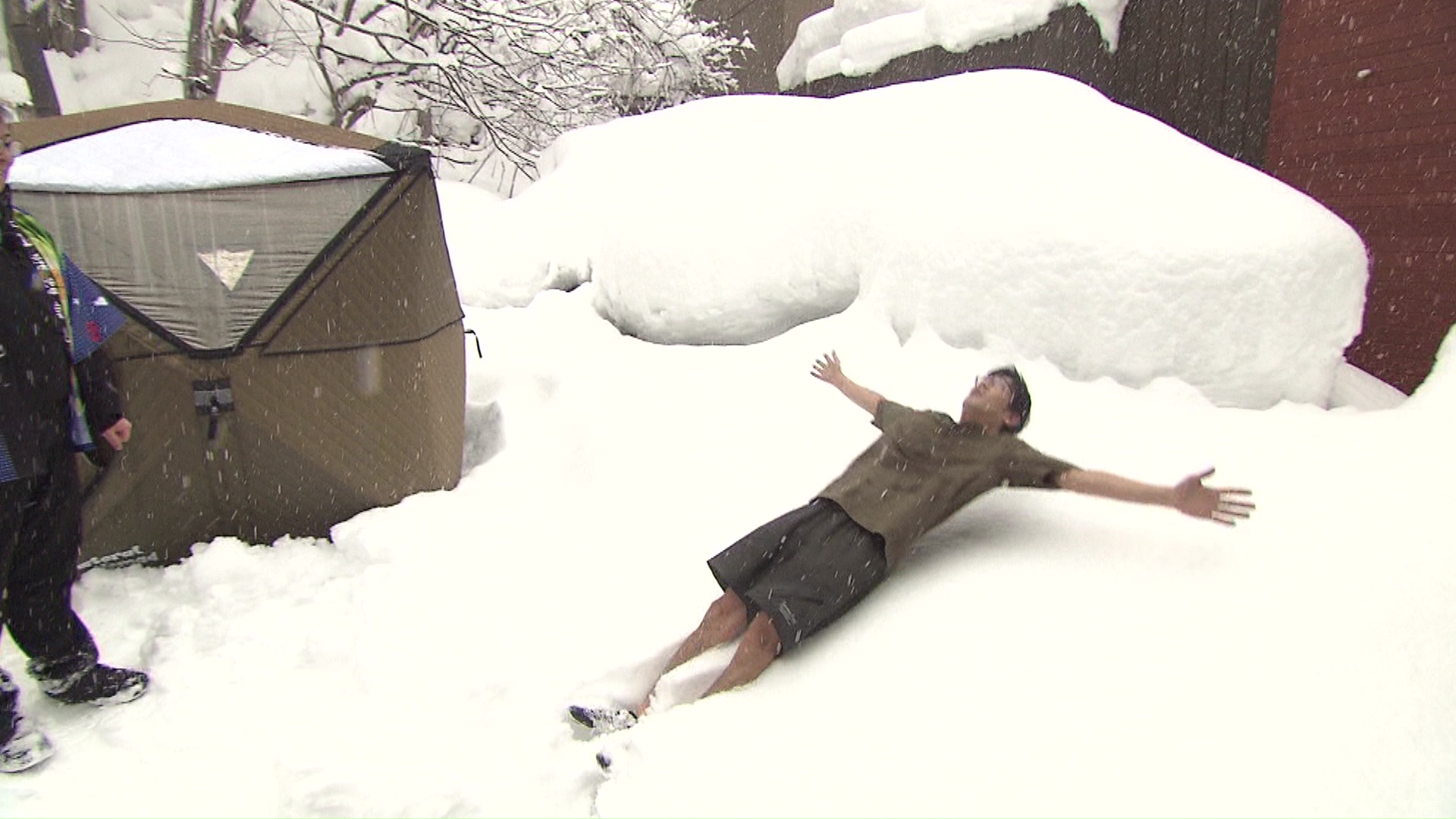 “天然の水風呂”新雪にダイブ！